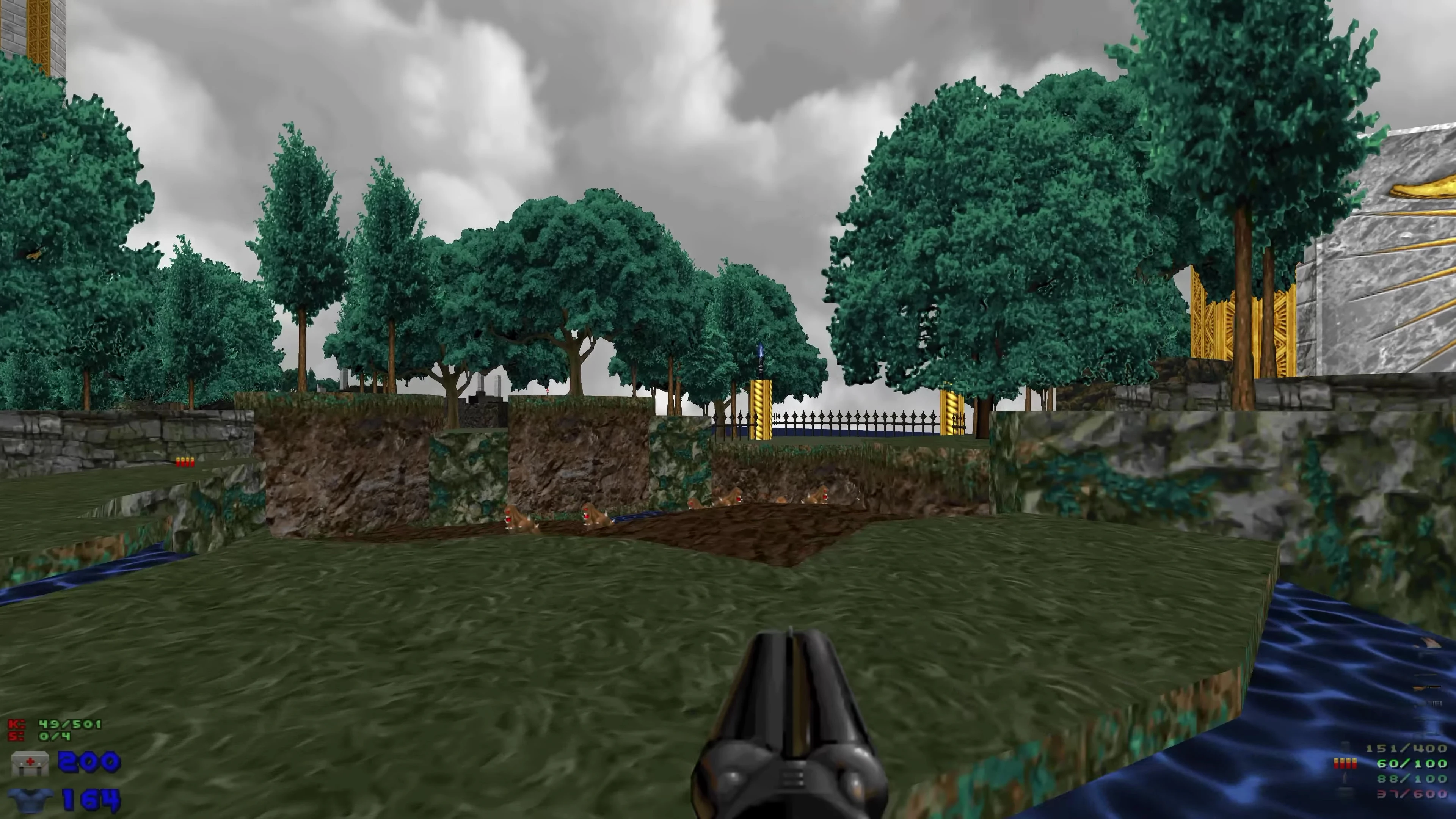Vista en primera persona de un entorno forestal verde con árboles, acantilados rocosos y un arroyo en el mod Eviternity de Doom II