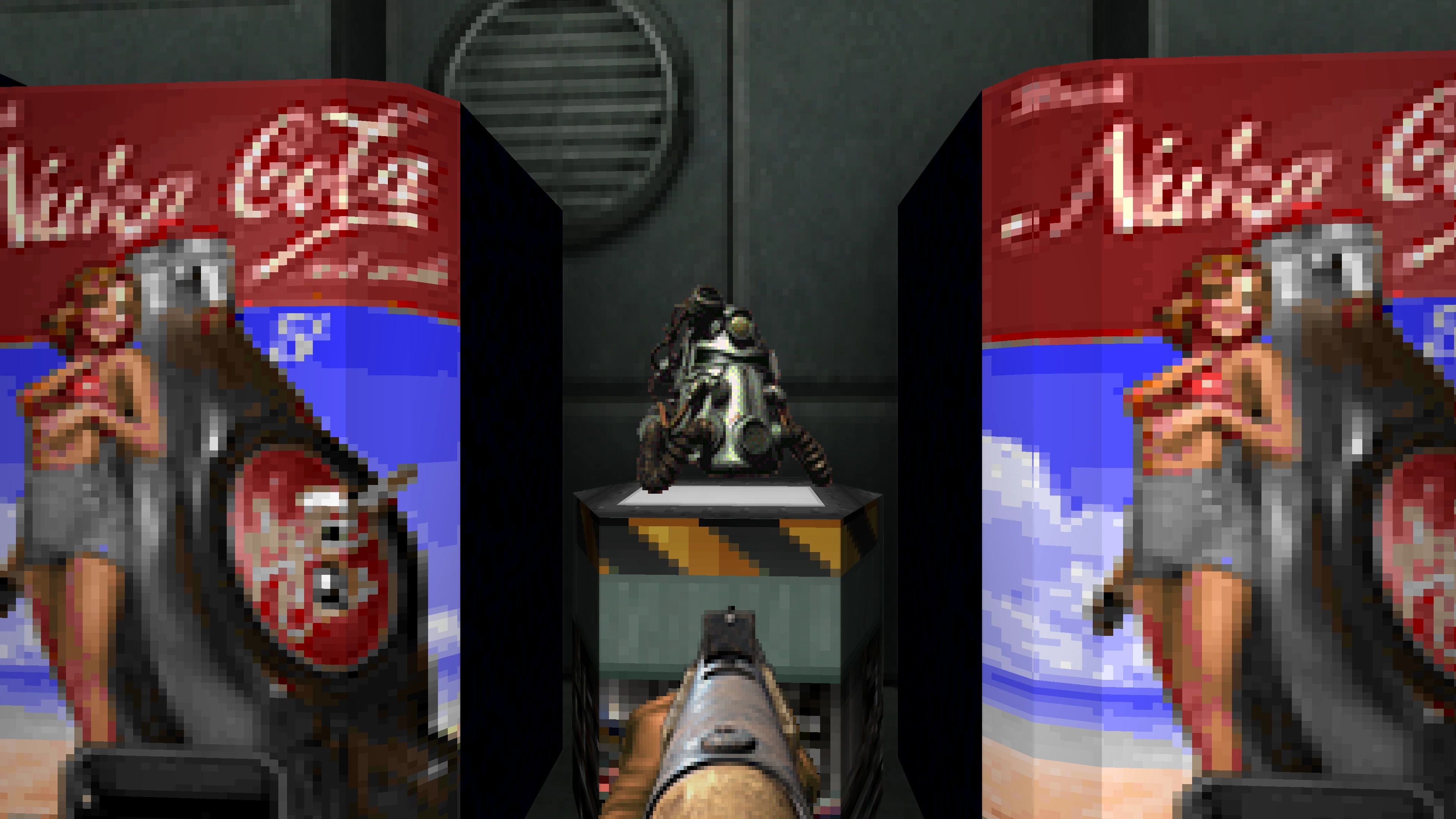 Вид от первого лица, прицеливание из дробовика на шлем силовой брони между двумя торговыми автоматами Nuka Cola