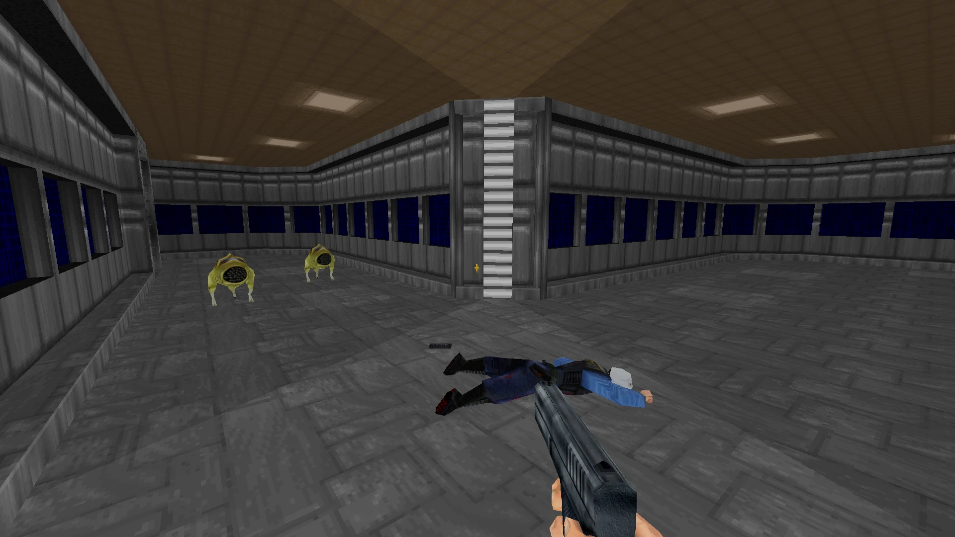 Una escena del mod Half-Life: Alpha en Doom II, mostrando a un jugador apuntando a criaturas alienígenas en un corredor futurista.