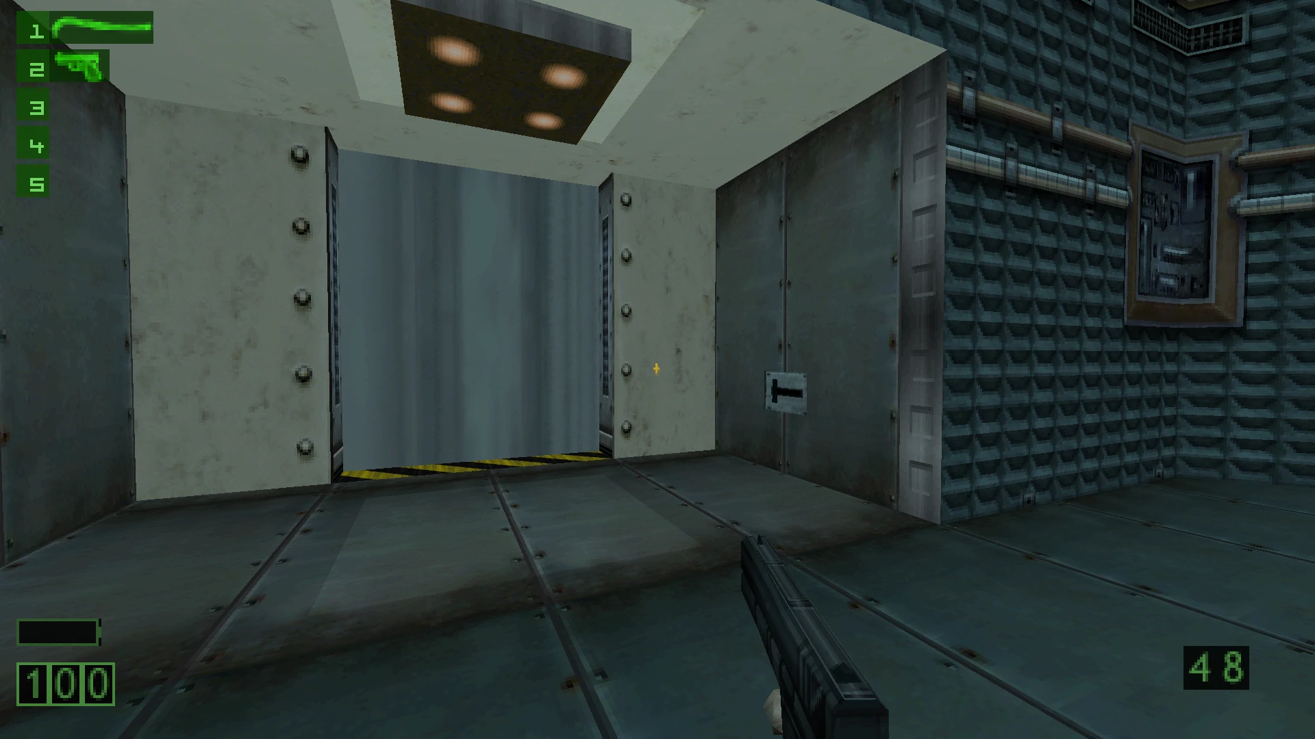 Una captura de pantalla del mod Half-Life: Alpha en el motor de Doom II, mostrando un pasillo industrial con paredes metálicas y un arma a la vista.