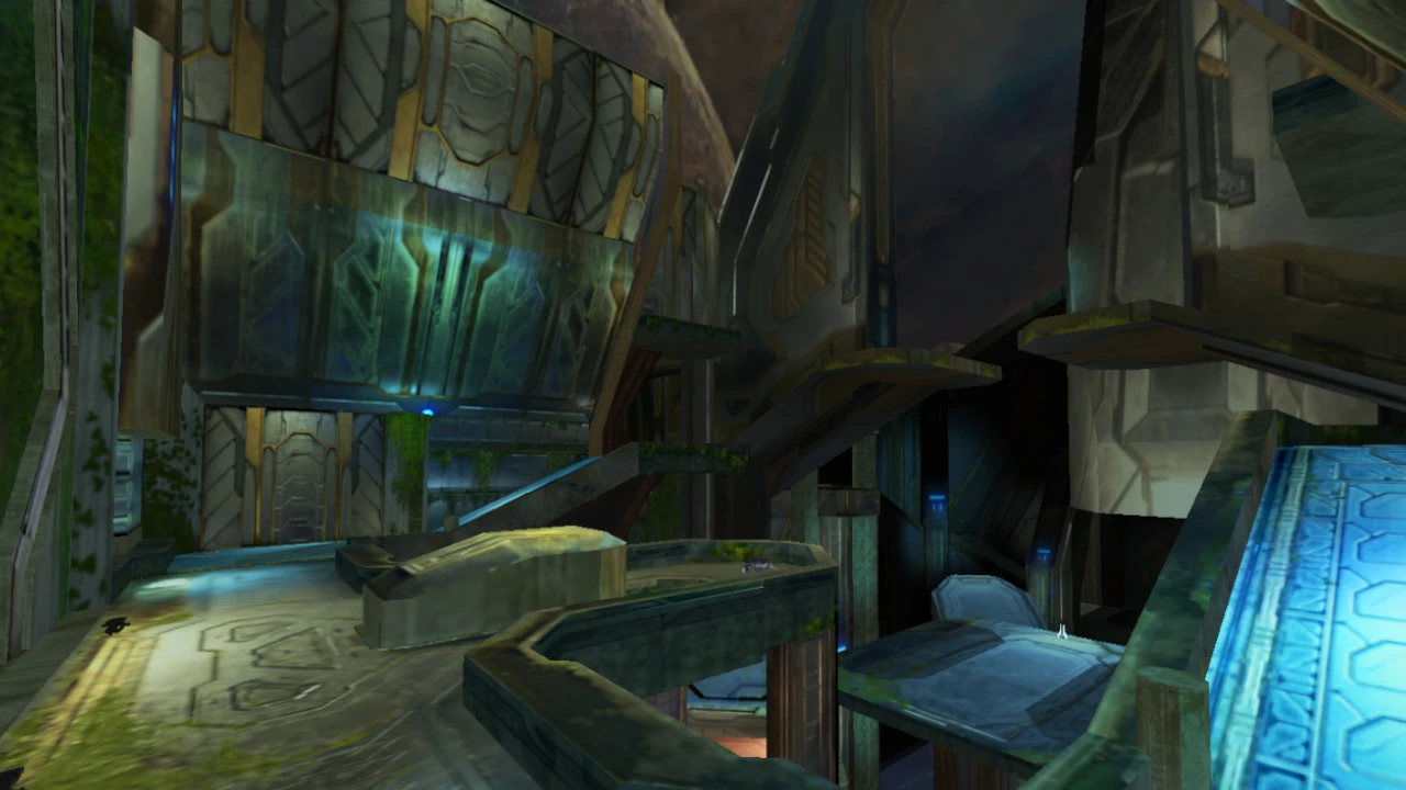 Arquitectura de ciencia ficción con luces azules y plataformas en el mod Halodoom para Doom II