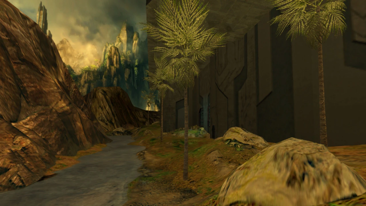Vista de un camino montañoso rocoso con palmeras y una gran estructura antigua bajo el cielo nublado en el mod Halodoom