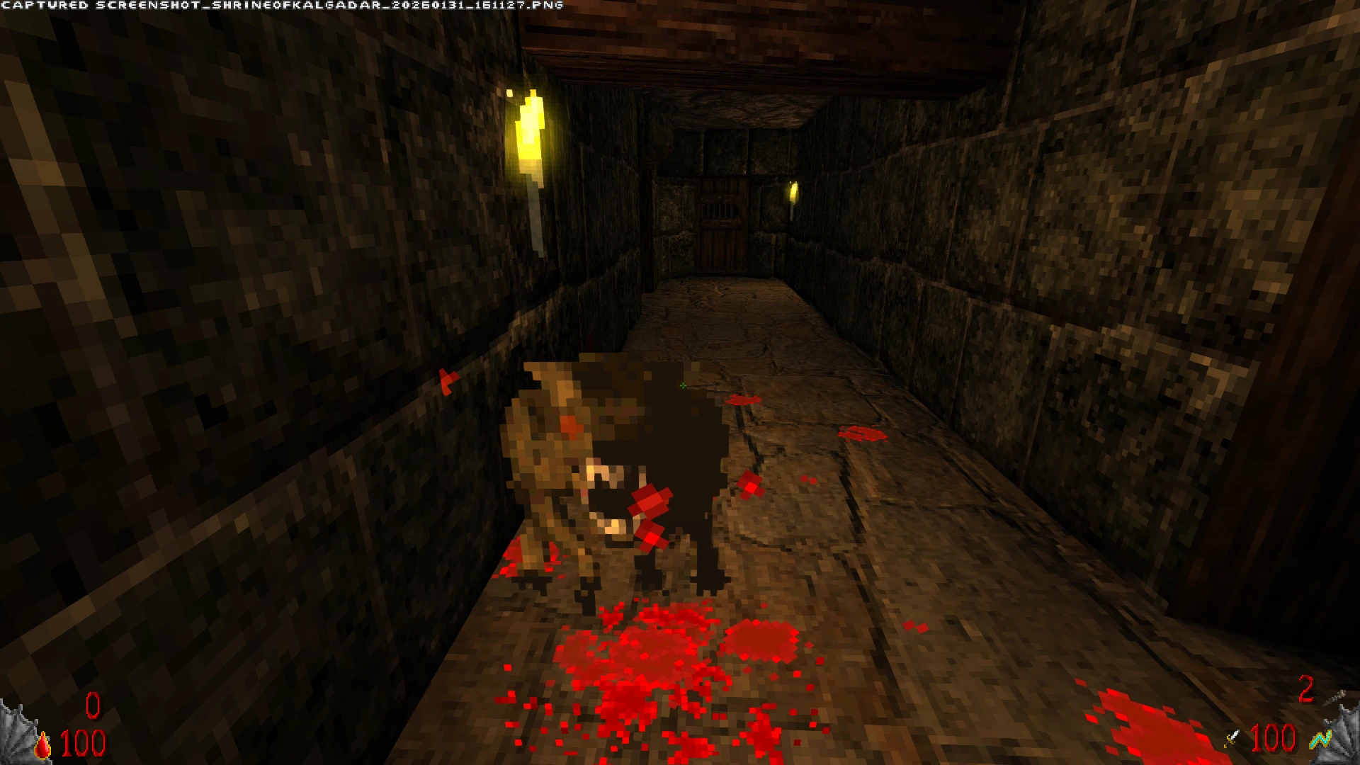 Піксельний демон з кров’ю у слабо освітленому кам'яному коридорі з факелами у моді Doom II Heartwrath Islands Shrine Of Kalgadar