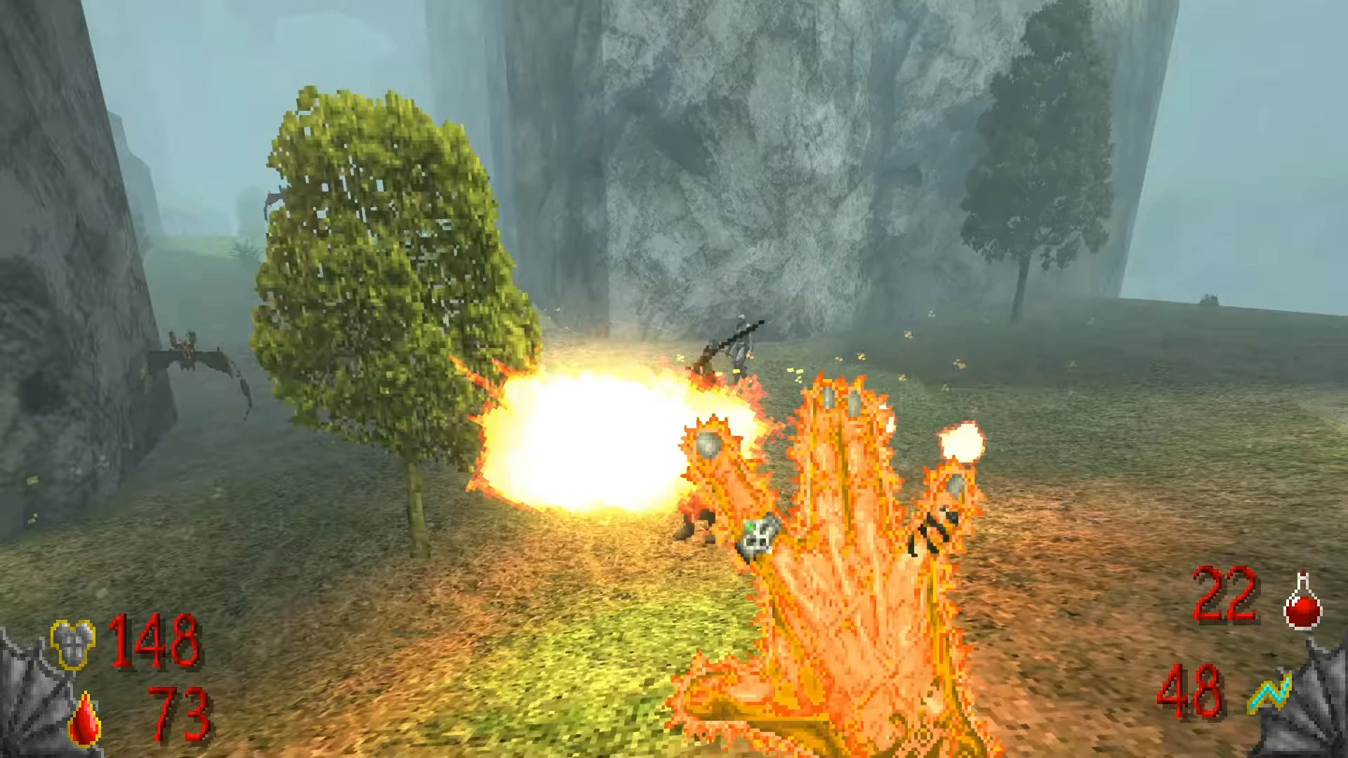 Гравець запускає вогняний шар палаючою рукою в літаючих демонів у туманному відкритому просторі