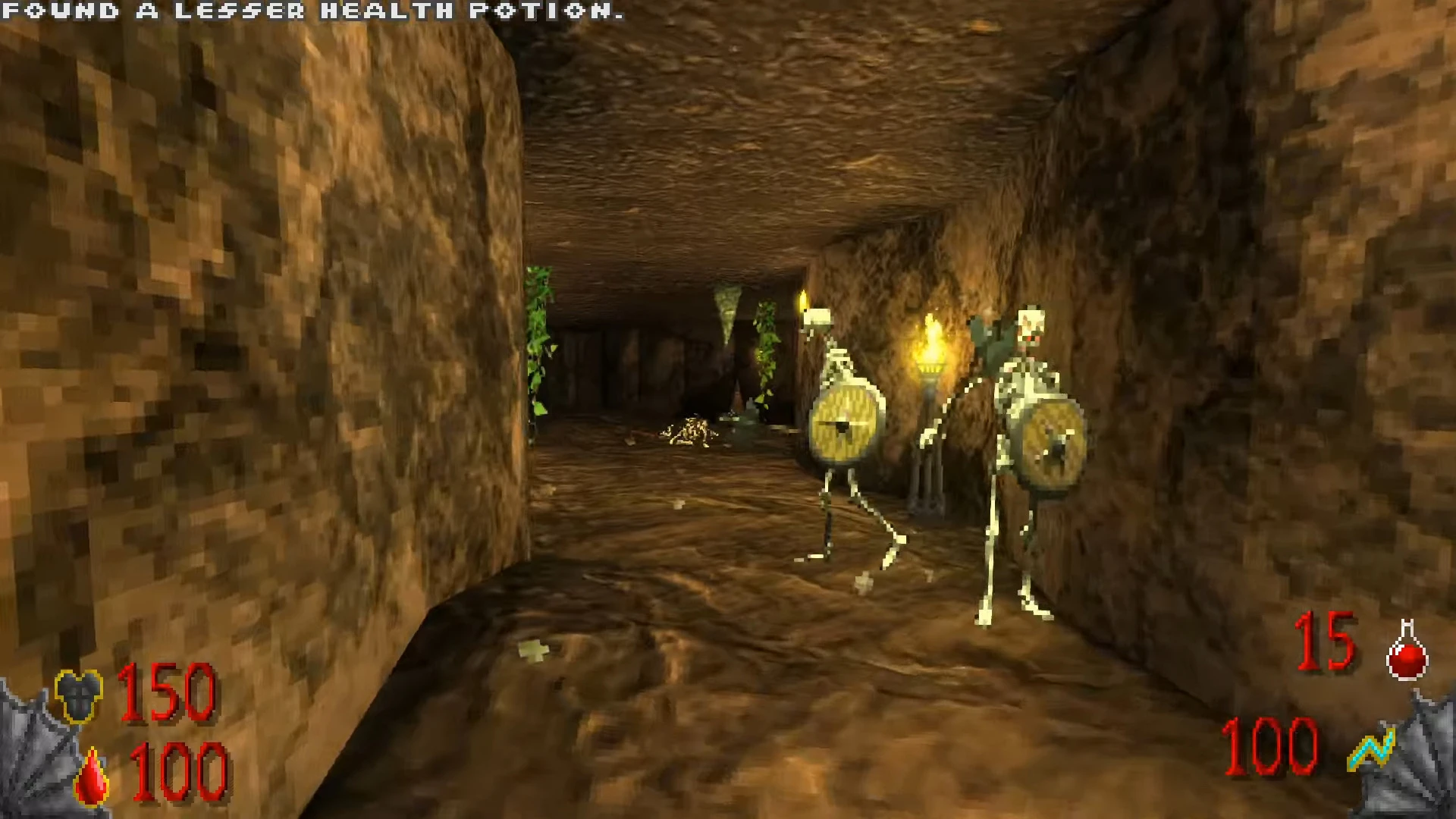 Гравець у слабо освітленій печері бореться з кістяними ворогами, на стінах факели, повідомлення про знайдене зілля здоров'я
