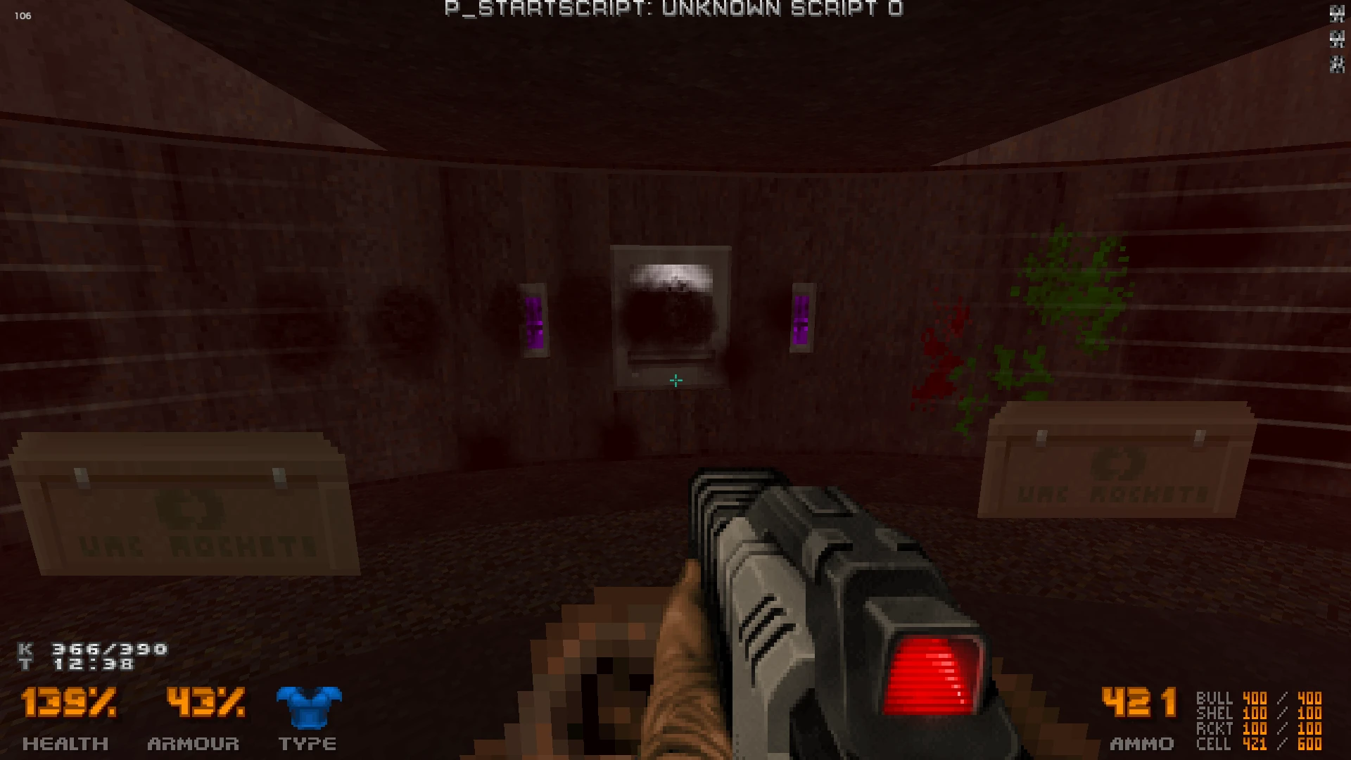 Вид від першої особи з футуристичною зброєю в тьмяно освітленій кімнаті з ящиками та видимим HUD стану