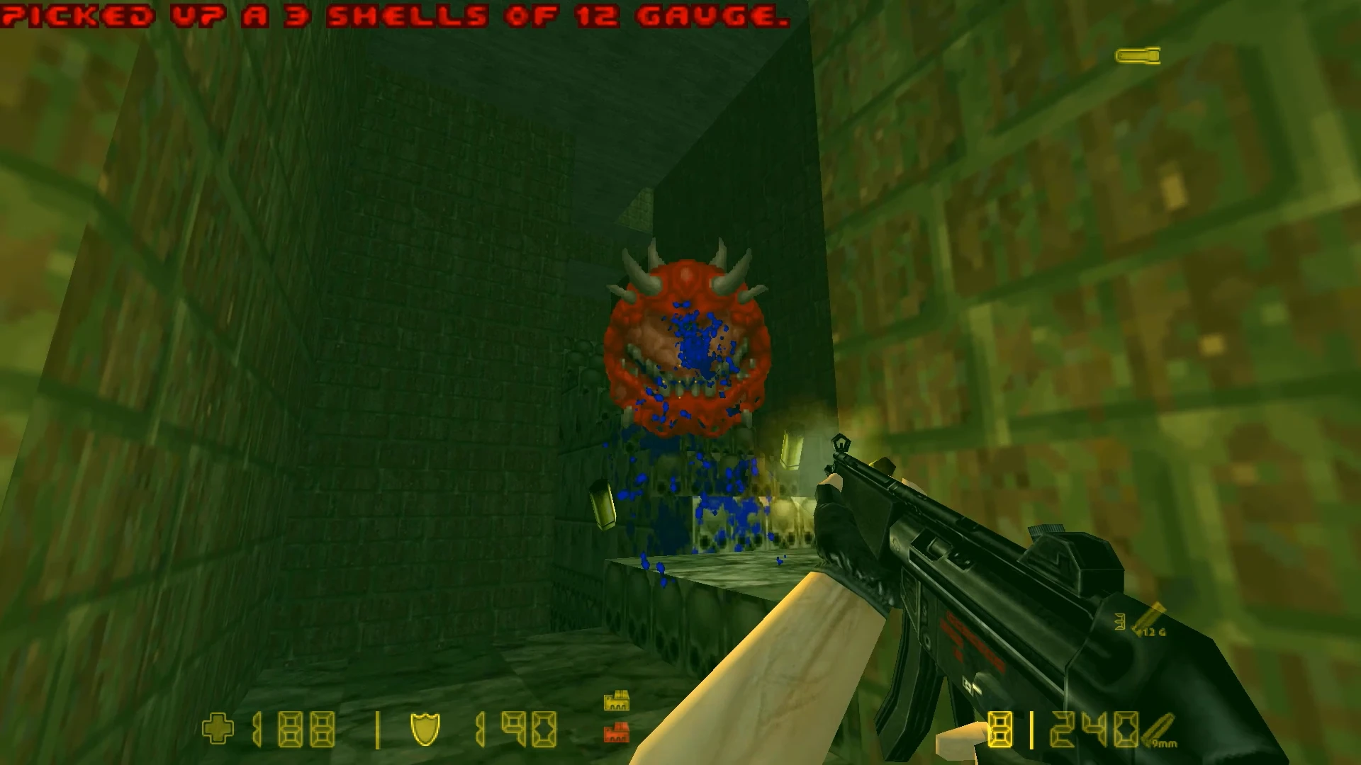 Spieler schießt auf einen Cacodemon in einem grünen Korridor im Doom II: Hell on Earth Mod Lambda-Strike