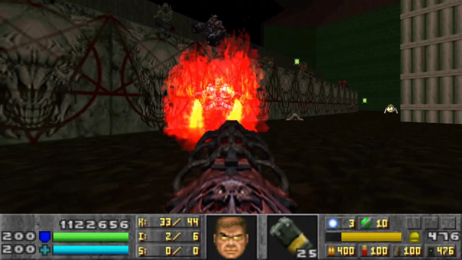 Vista en primera persona del jugador disparando un arma explosiva contra enemigos demoníacos en un entorno gótico oscuro