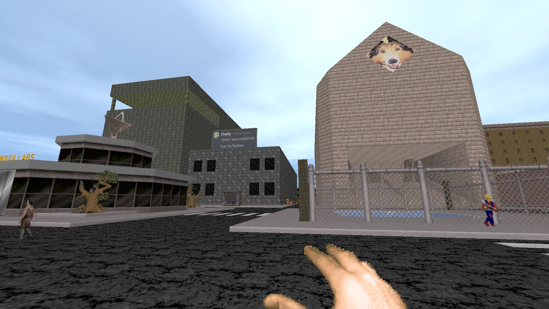 Вид от первого лица на городскую улицу с зданиями, деревьями, забором и персонажами в моде Doom II: Hell on Earth Reelism 2