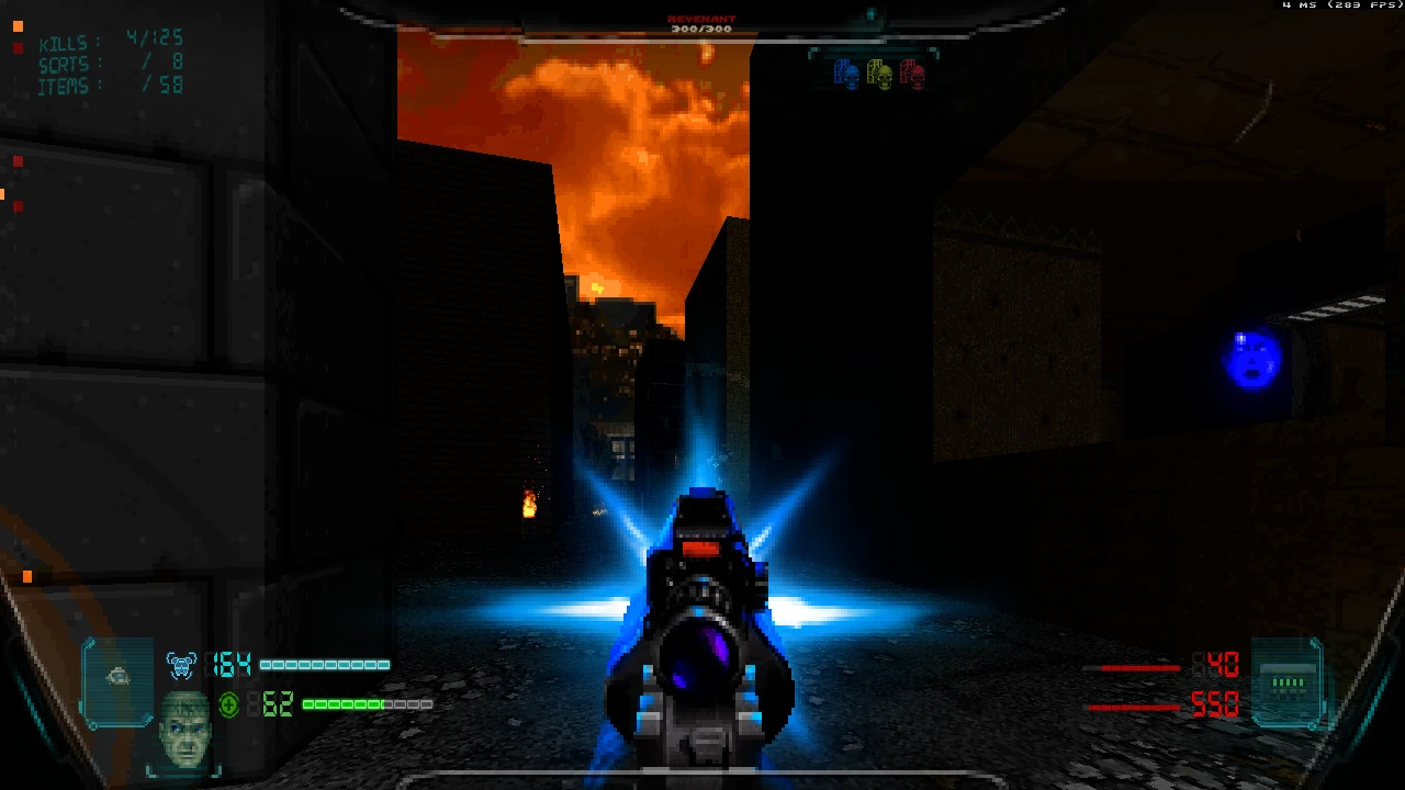 Вигляд від першої особи з прицілом на синю енергетичну зброю на тлі темного міста і вогняного неба в моді Doom II Schism