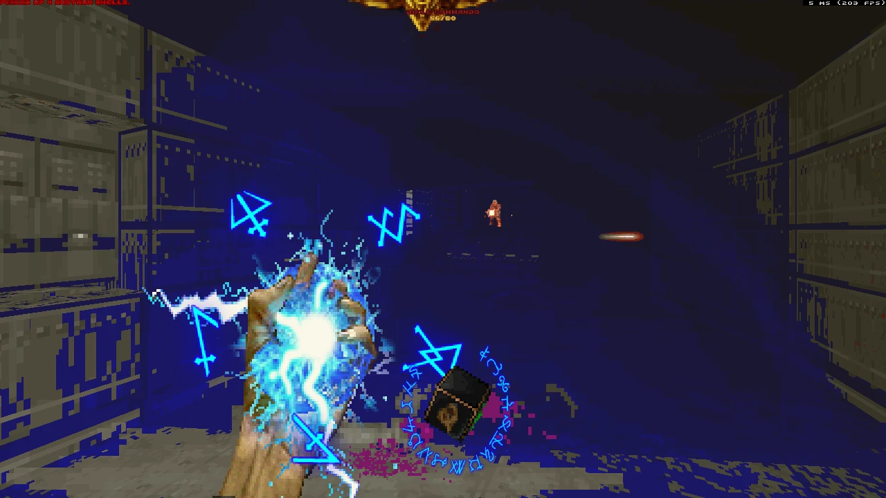 Гравець використовує електричне синє магічне заклинання і стріляє снарядом у ворога у темному коридорі мода Doom II Schism