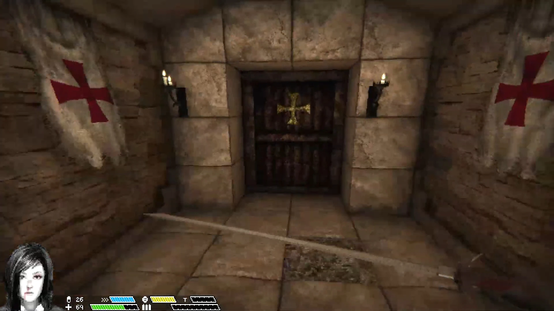 Vista de jugador de una sala de piedra con puerta de madera cerrada y banderas rojas de cruz en las paredes en el mod de Doom II