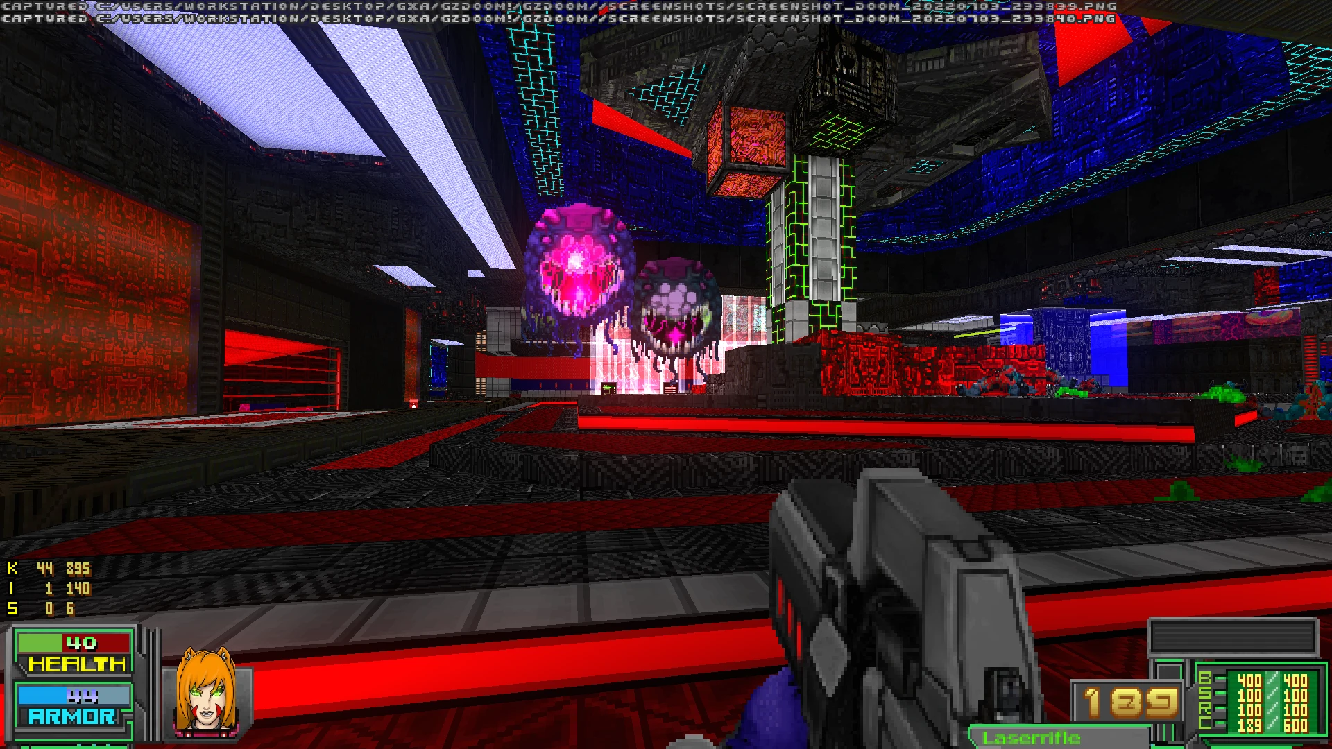 Вид гравця на неоновий футуристичний комплекс зі світловими кубами та літаючими ворогами у моді Doom II Space Cats Saga+