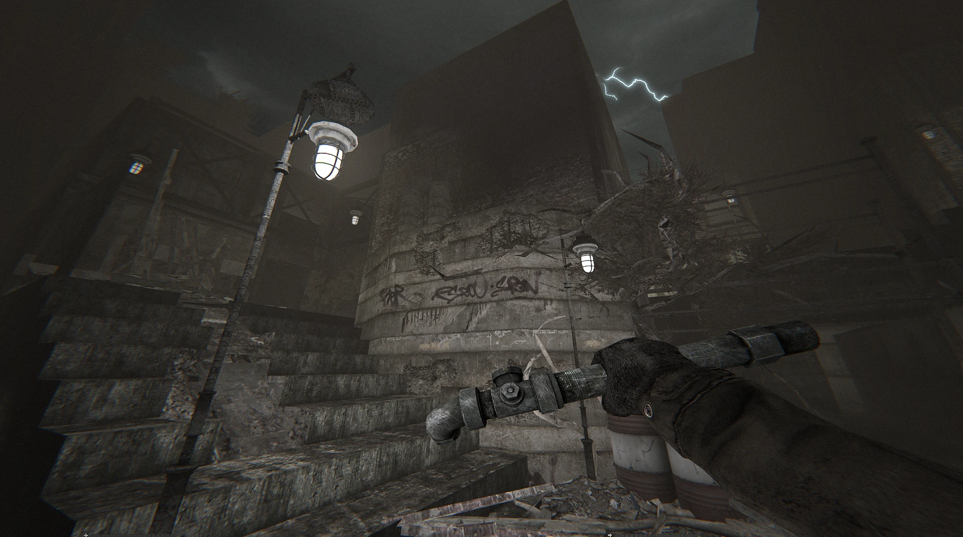 Widok z pierwszej osoby na rękę trzymającą broń z rur w ciemnym, zniszczonym środowisku miejskim z latarniami i błyskawicami