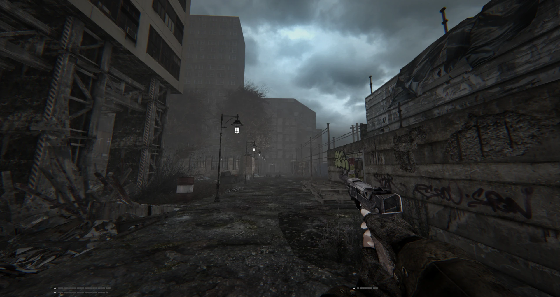 Widok z pierwszej osoby postaci celującej pistoletem na ciemnej, opuszczonej miejskiej ulicy z zrujnowanymi budynkami