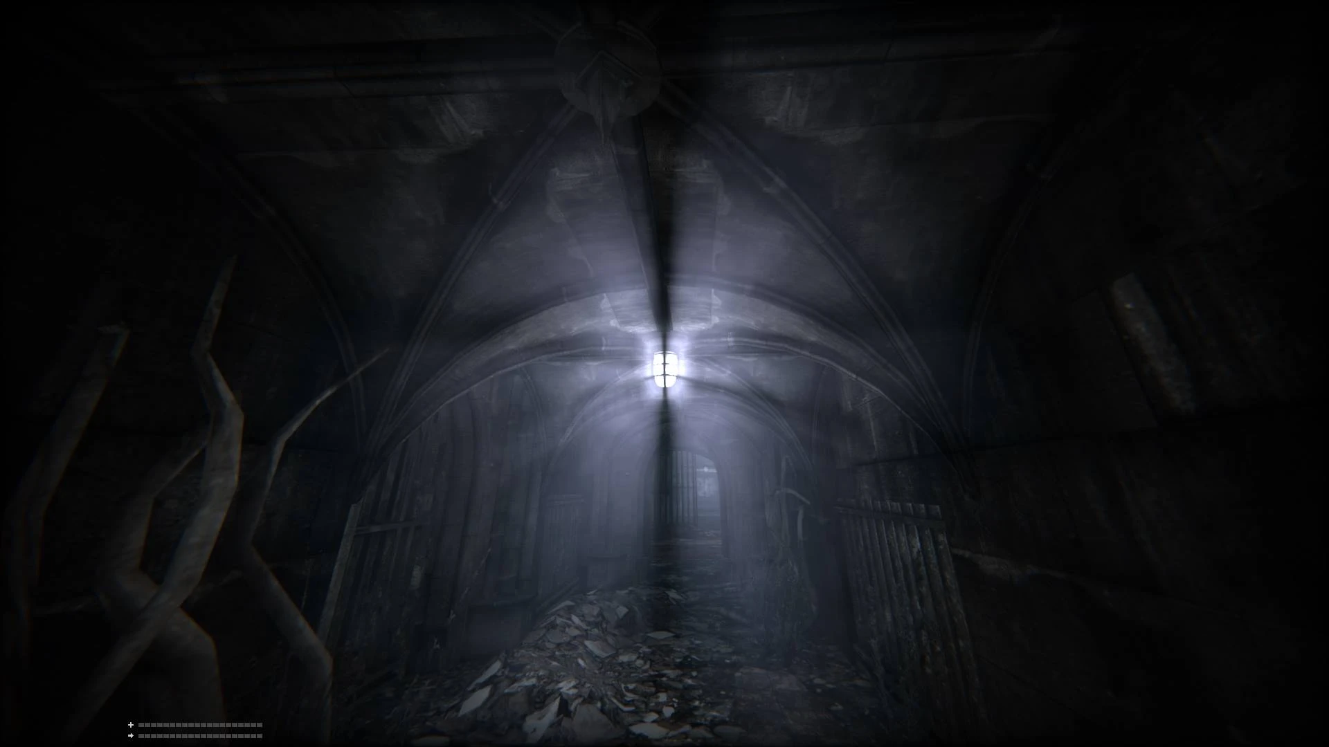 Słabo oświetlony kamienny korytarz z gruzem na ziemi i mgiełką światła z lampy sufitowej