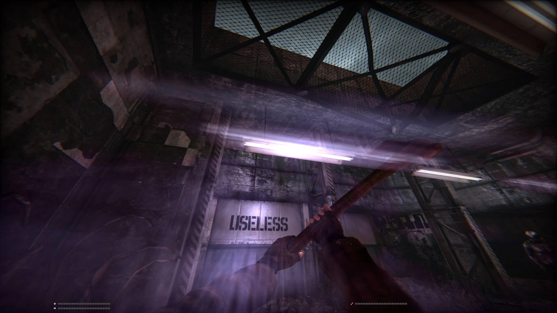 Widok z pierwszej osoby na drewnianą broń wewnątrz słabo oświetlonego przemysłowego pomieszczenia z napisem 'USELESS'