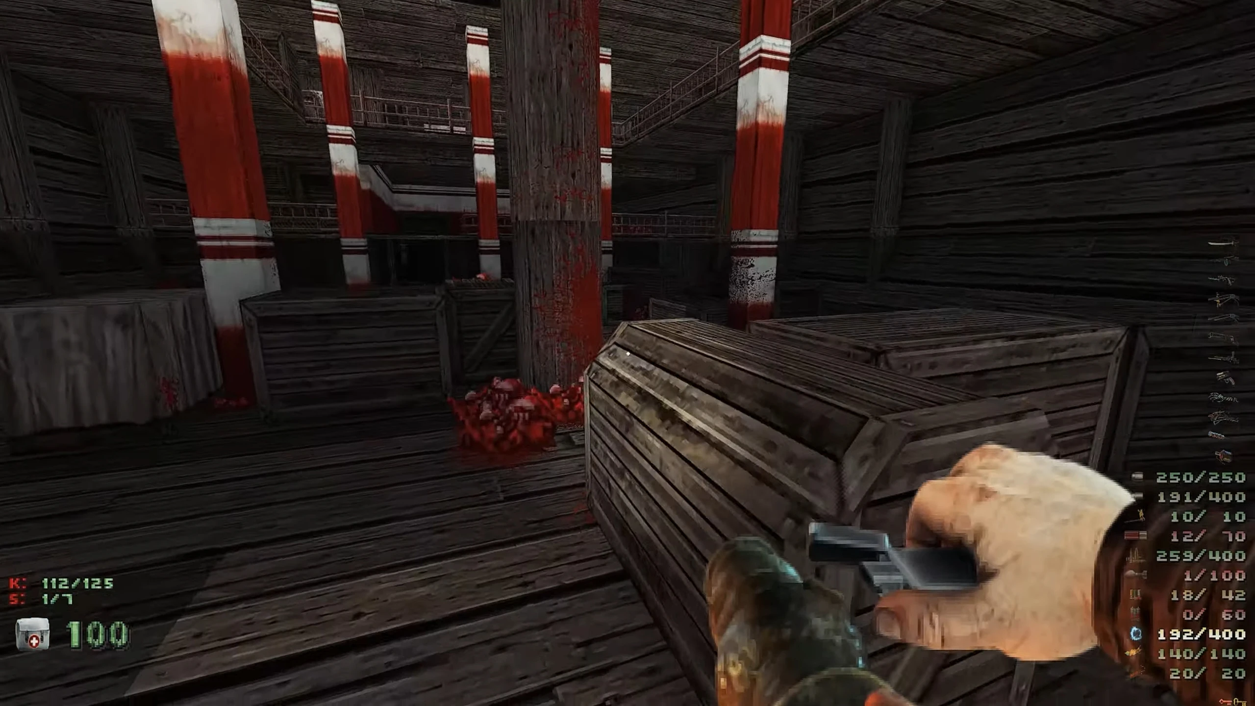 Dentro de un almacén oscuro de madera con pilares a rayas rojas y blancas y cajas en el mod Venturous de Doom II