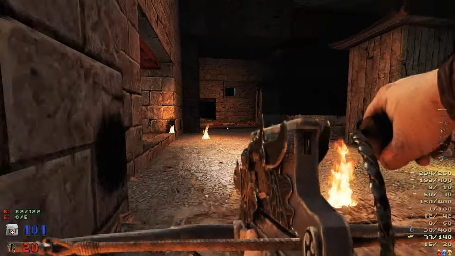 Vista en primera persona del mod Venturous de Doom II con jugador sosteniendo una ballesta dentro de una fortaleza de piedra y fuego en el suelo