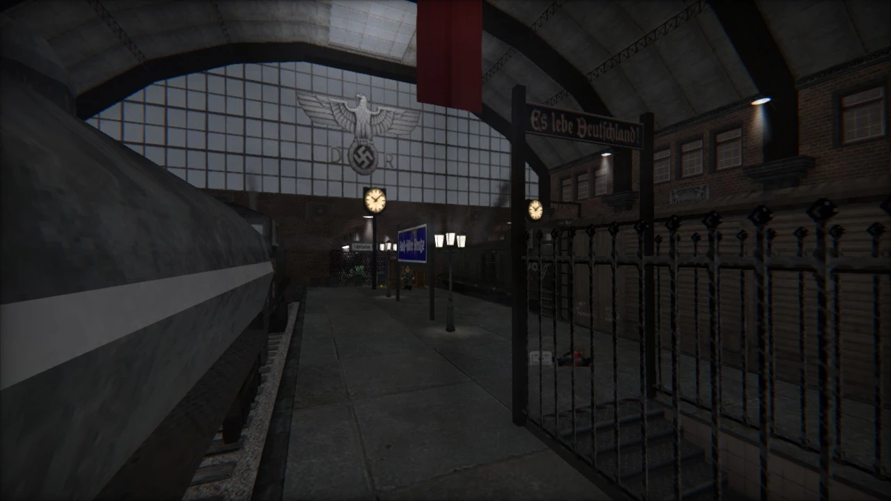 Vista interior de una estación de tren nazi con emblema de esvástica y señalización en mod Wolfenstein