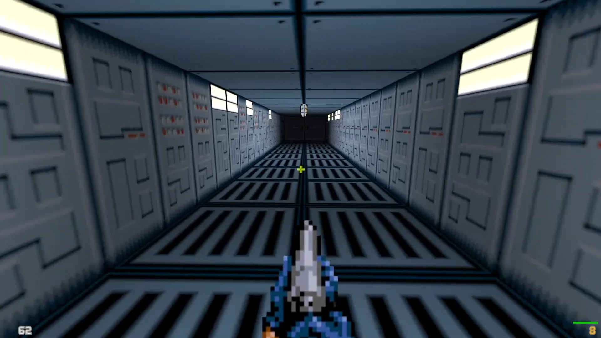 Widok z pierwszej osoby na szary futurystyczny korytarz z bronią w modzie Zero Tolerance do Doom II