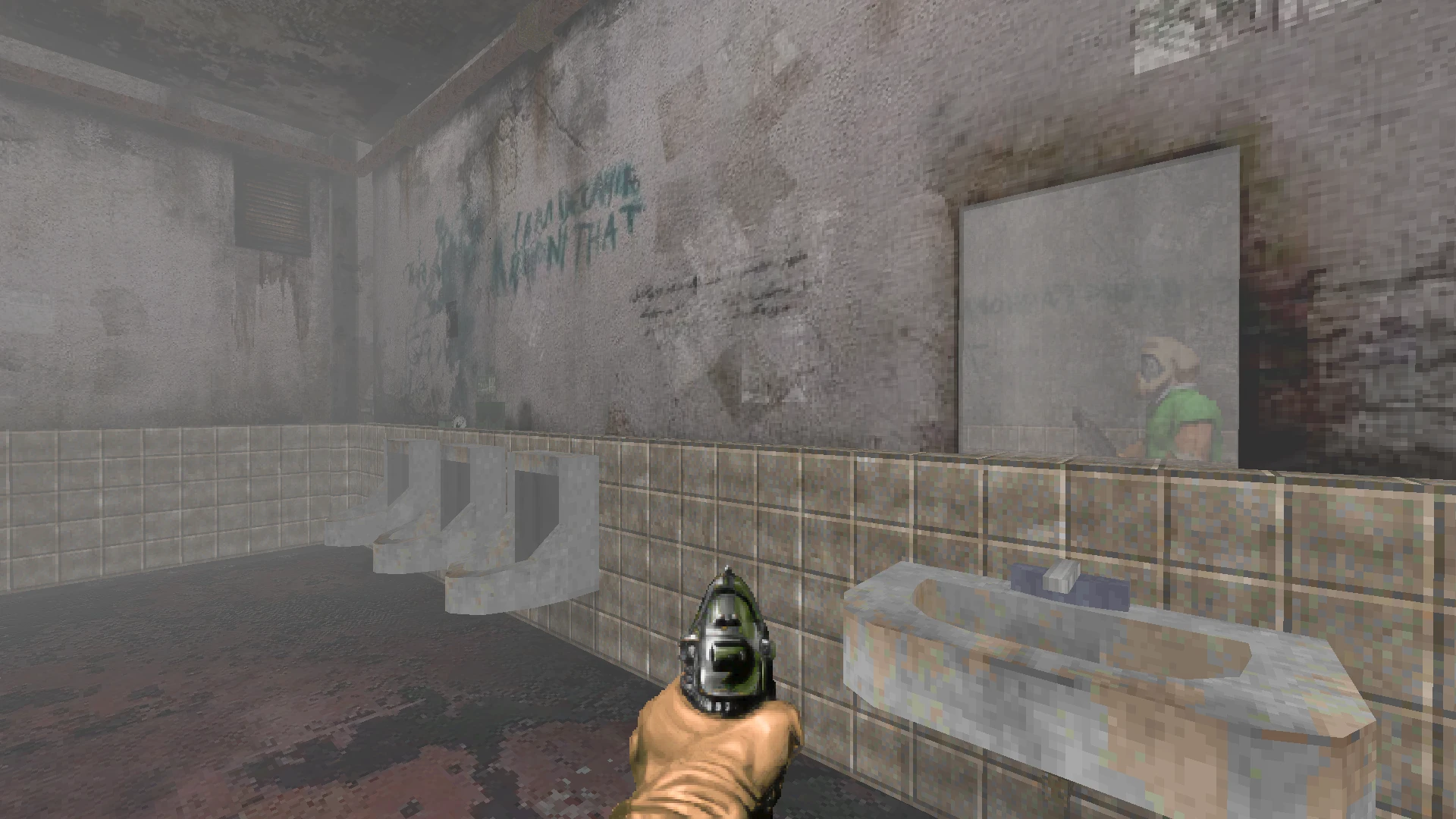 Скріншот брудної моторошної ванної з писсуарами, умивальником і рукою з пістолетом у моді Silent Hill для GZDoom