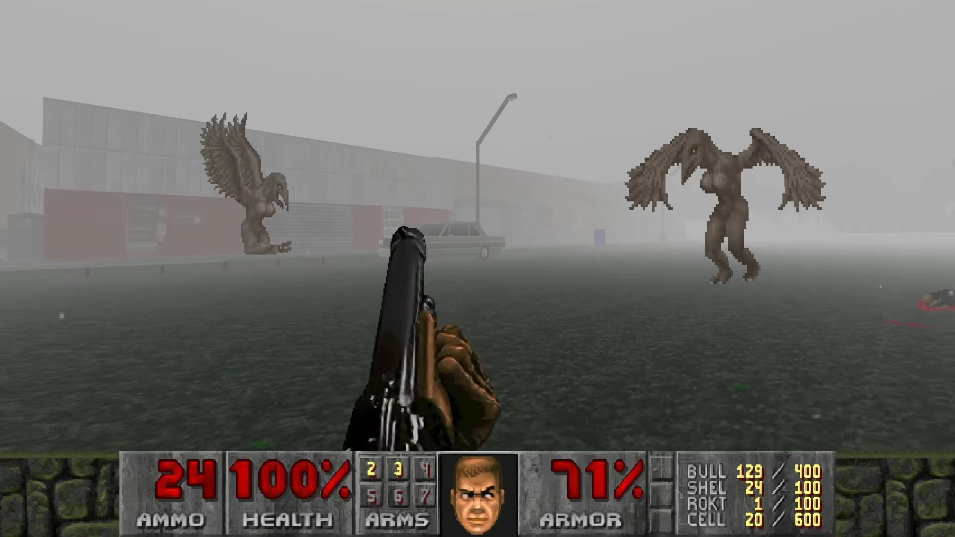 Гравець прицілюється з дробовика на двох літаючих монстрів з кігтями на туманній міській вулиці на карті Silent Hill у моді GZDoom