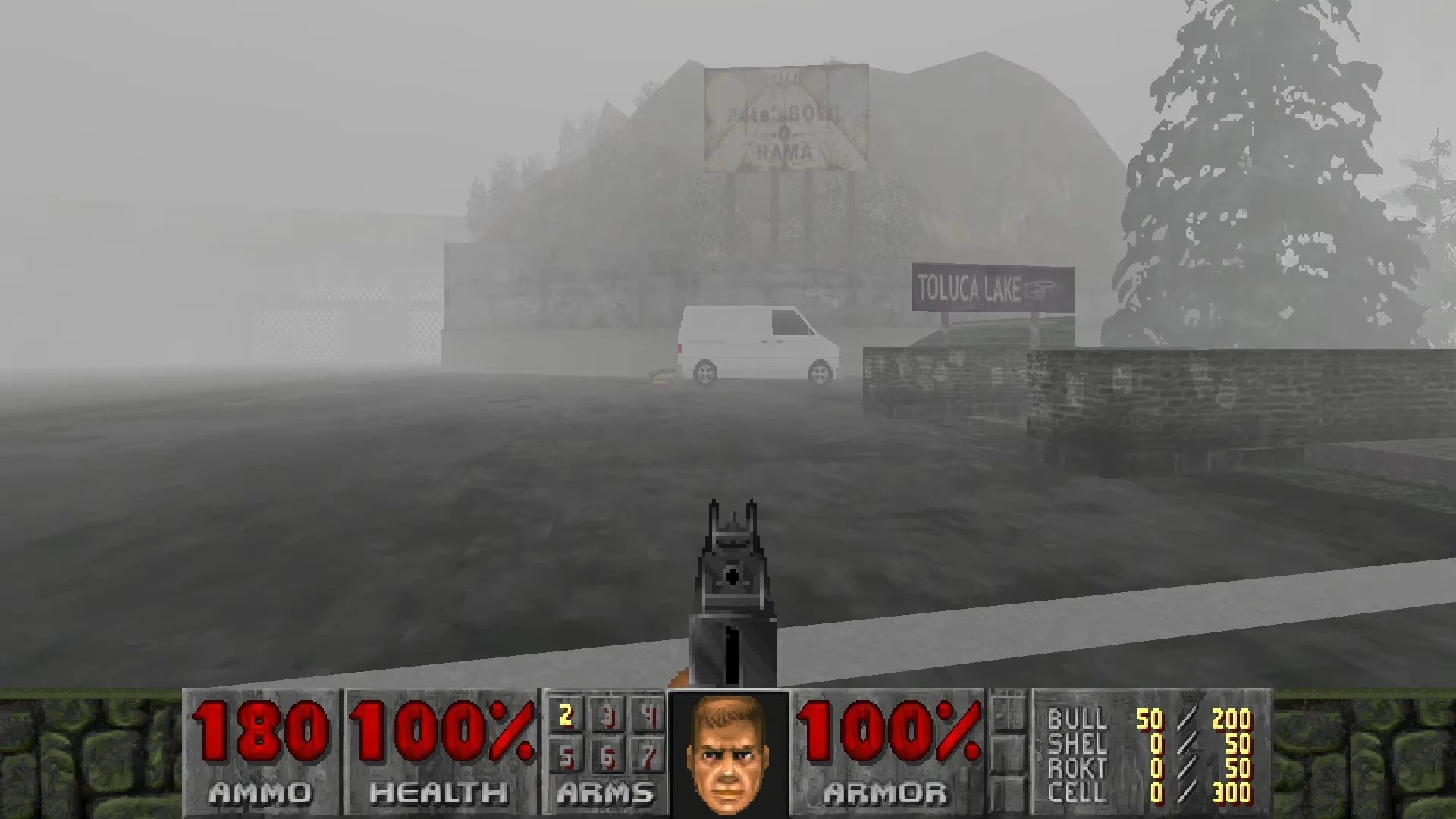 Скріншот із гри Doom з модом, що показує туманну карту в стилі Silent Hill з білим фургоном біля дороги та знаком Toluca Lake