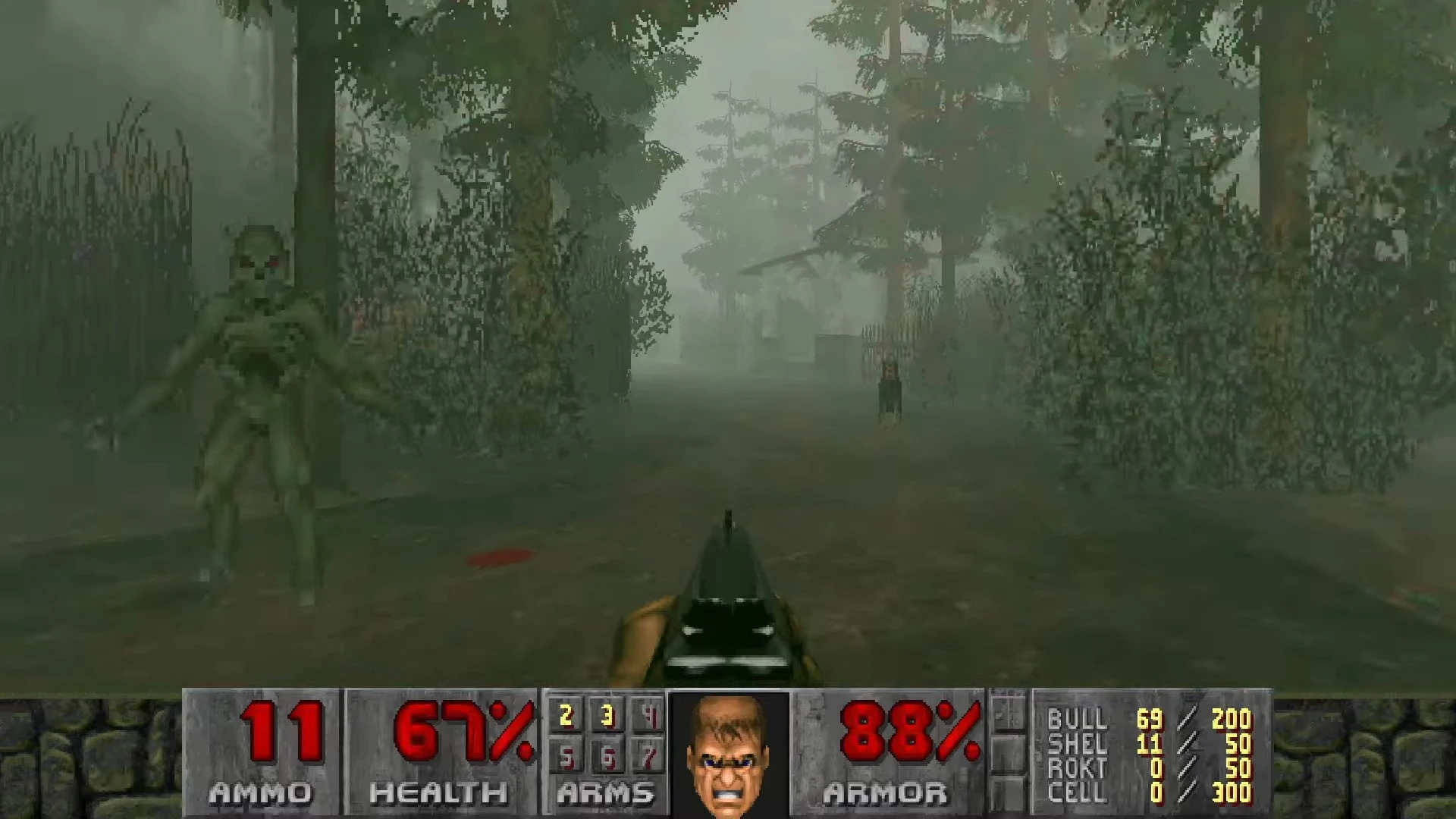 Вид від першої особи на туманну лісову стежку із наближенням зеленого монстра в моді Silent Hill для Doom
