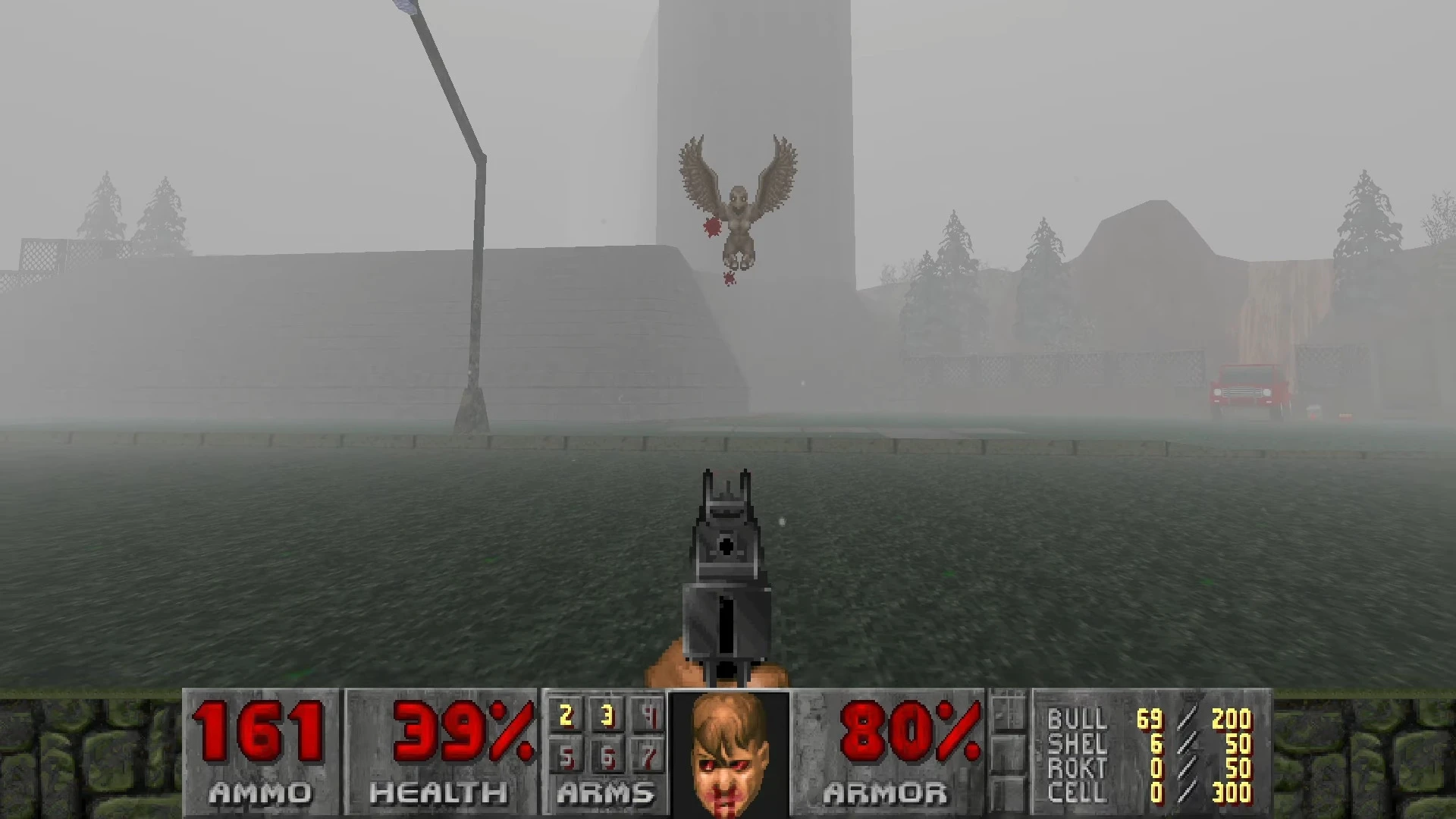 Вигляд від першої особи, прицілювання з пістолета на літаючого крилатого монстра в туманній місцевості карти Silent Hill для Doom
