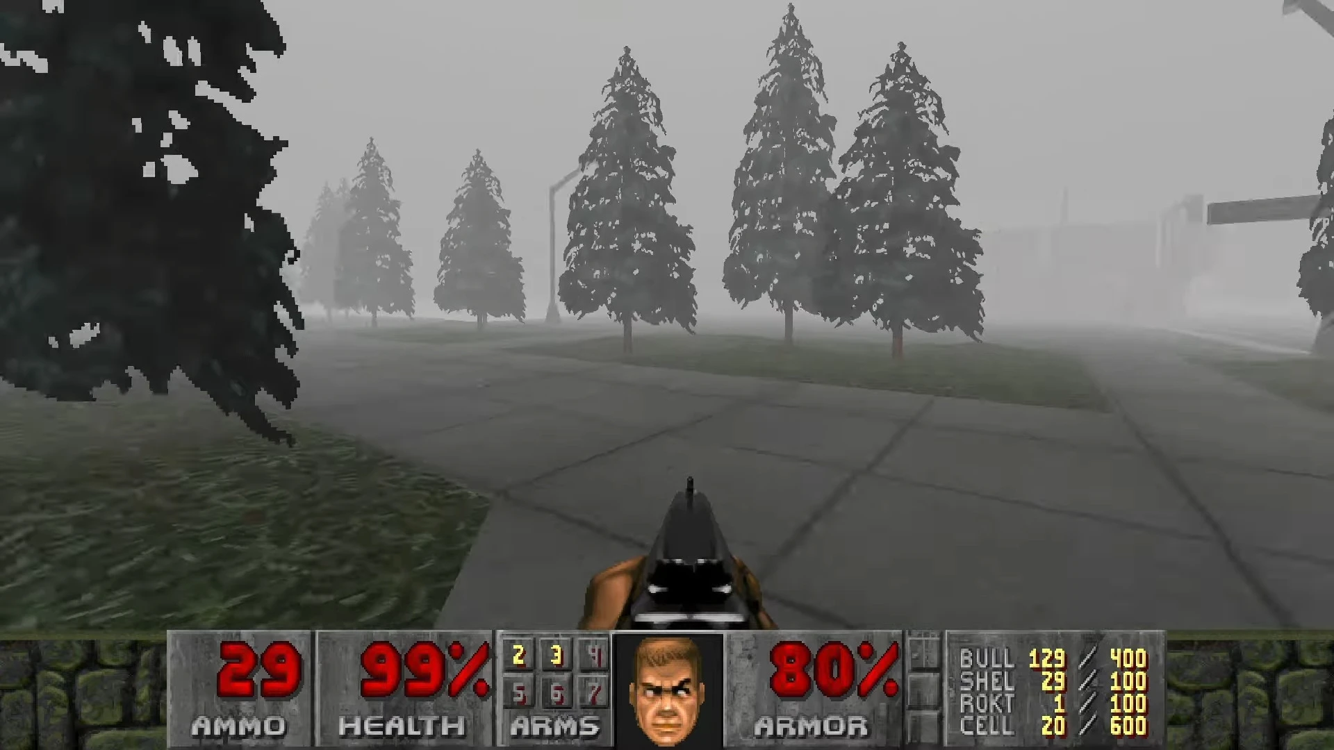 Вид від гравця з дробовиком на туманному тротуарі з ялинами на мапі Silent Hill у моді GZDoom