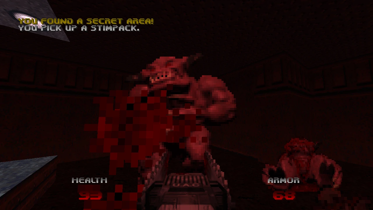 El jugador descubre una zona secreta y ataca de cerca a un gran demonio con armas pesadas – del mod Doom 64: Unseen Evil