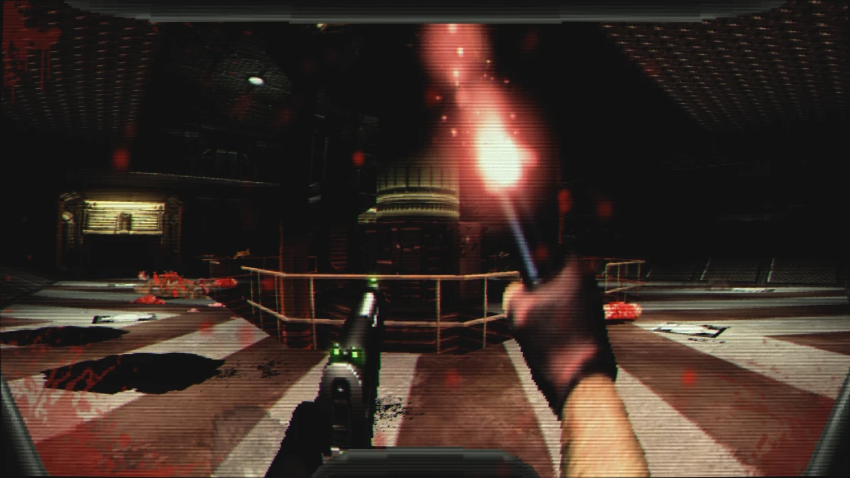 Vista en primera persona de un personaje sosteniendo una pistola y encendiendo una bengala dentro de un entorno industrial oscuro en el mod DOOM 1993