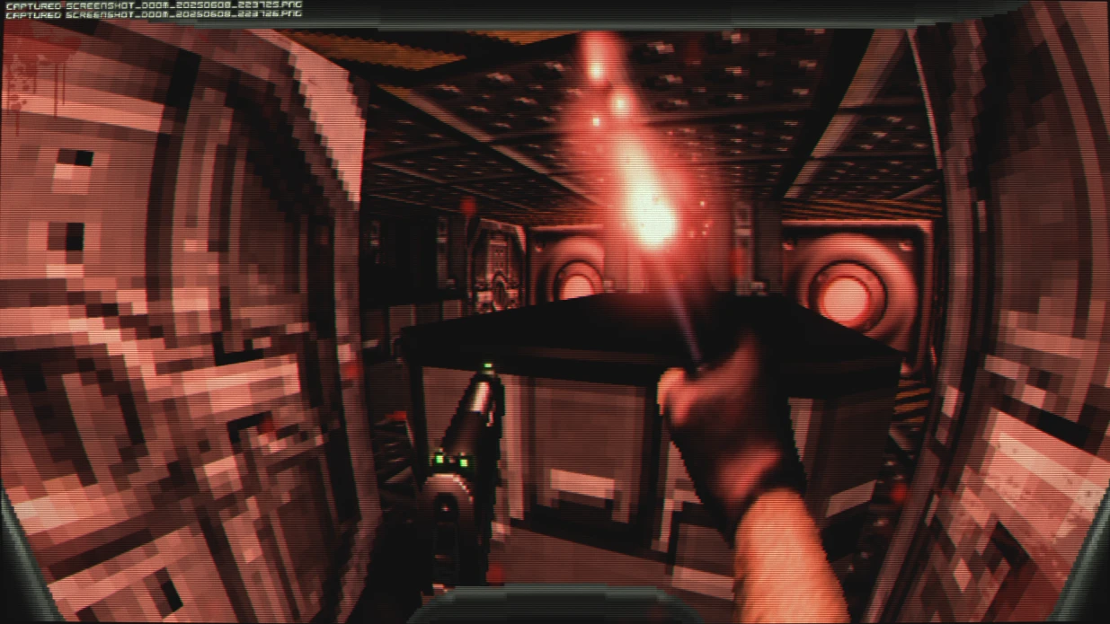 El jugador sostiene una antorcha encendida en la mano derecha y una pistola en la izquierda en un pasillo oscuro y pixelado con iluminación roja en el mod DOOM 1993 LiTDOOM
