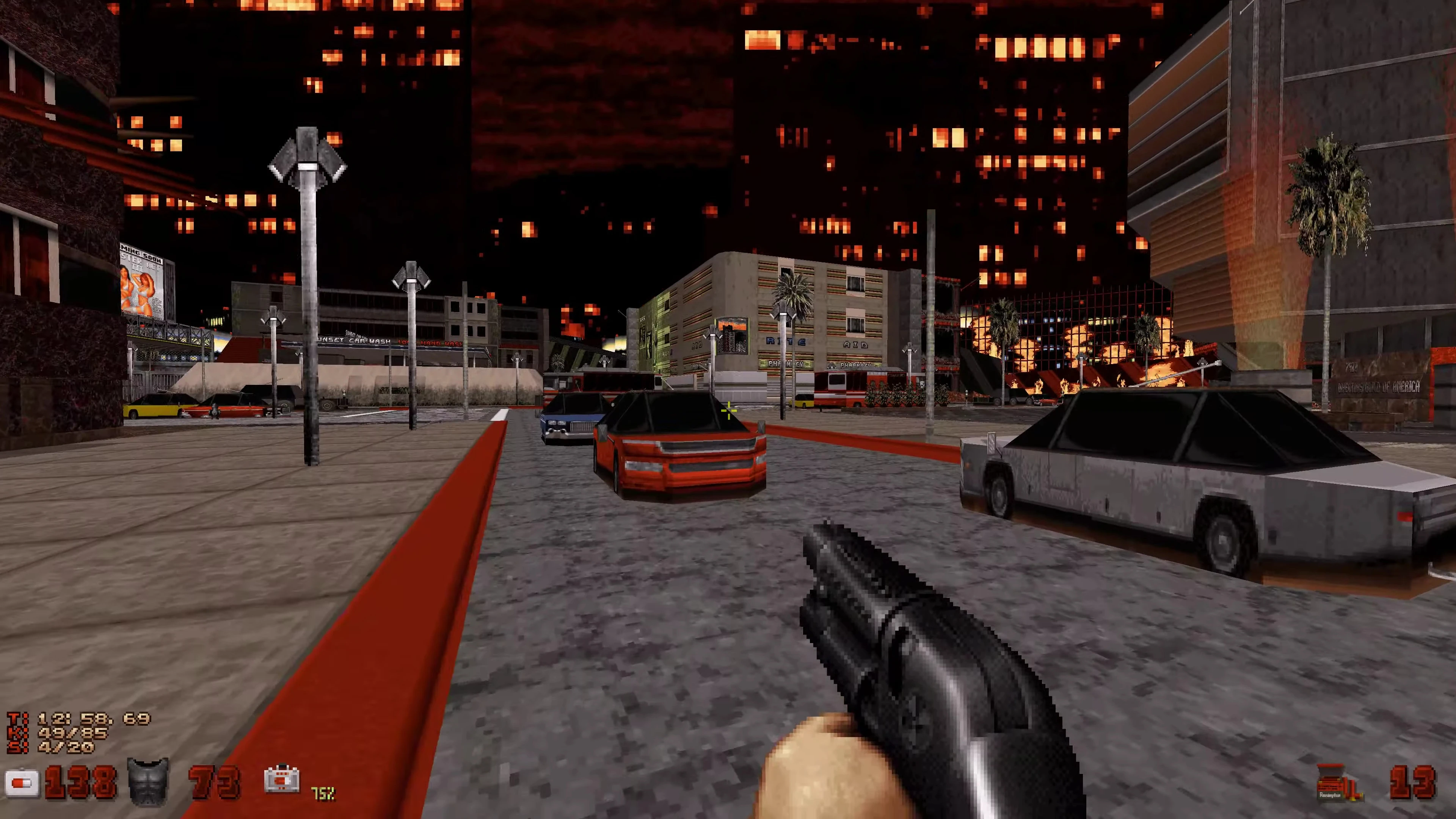 Vista en primera persona en mod de Duke Nukem 3D mostrando arma y coches en una calle de noche