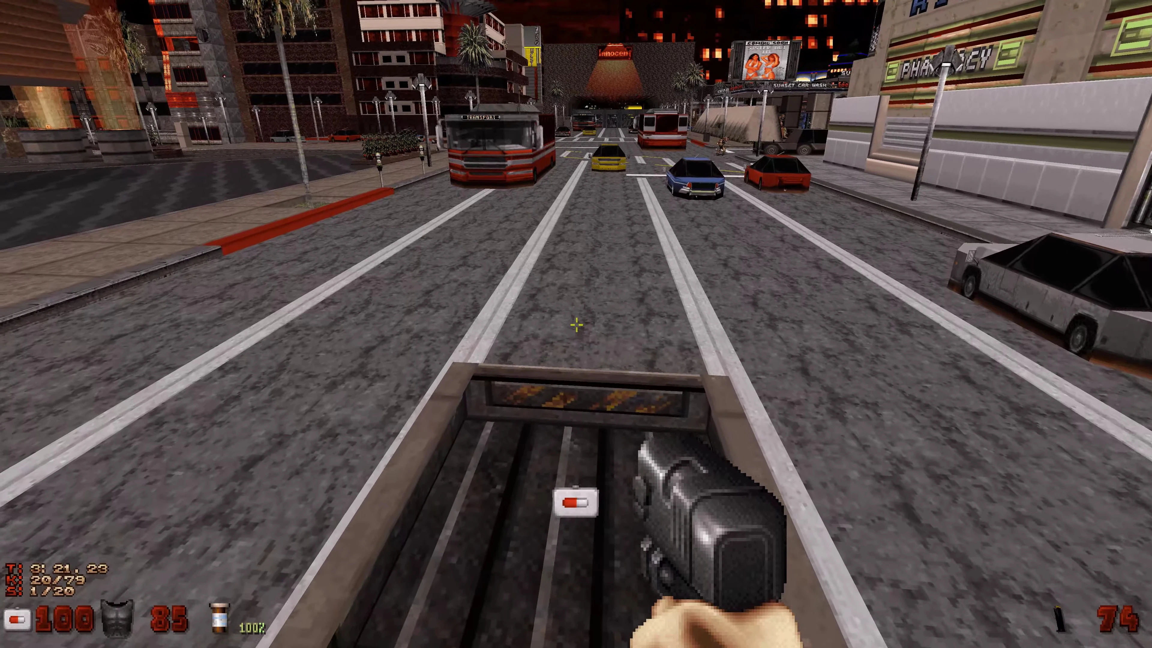 Vista del jugador con pistola apuntando a una calle de ciudad llena de coches y autobuses en el mod Duke Nukem 3D Blast Radius