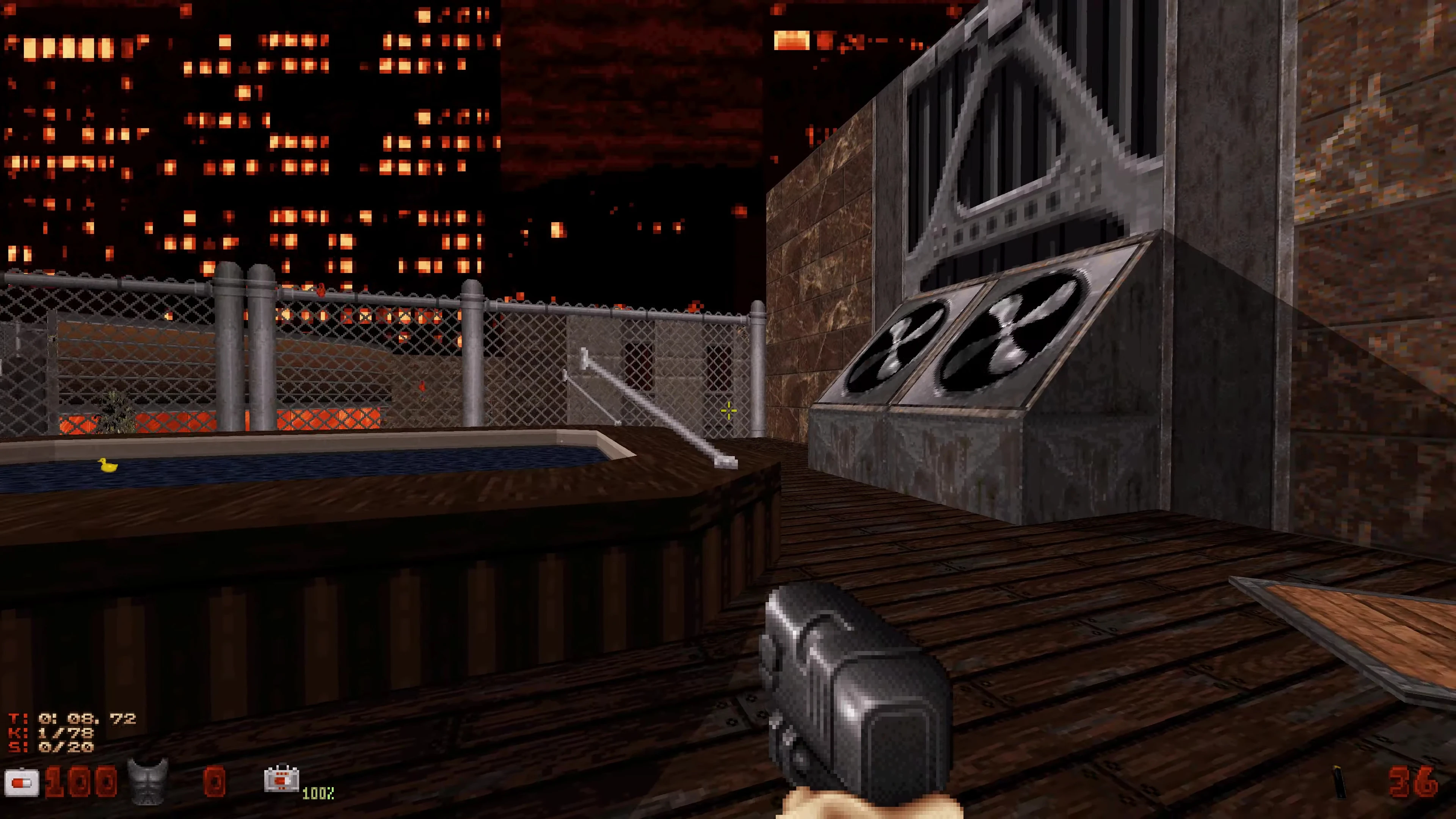 Vista en primera persona del mod Duke Nukem 3D con piscina en la azotea y ventiladores contra fondo nocturno de la ciudad