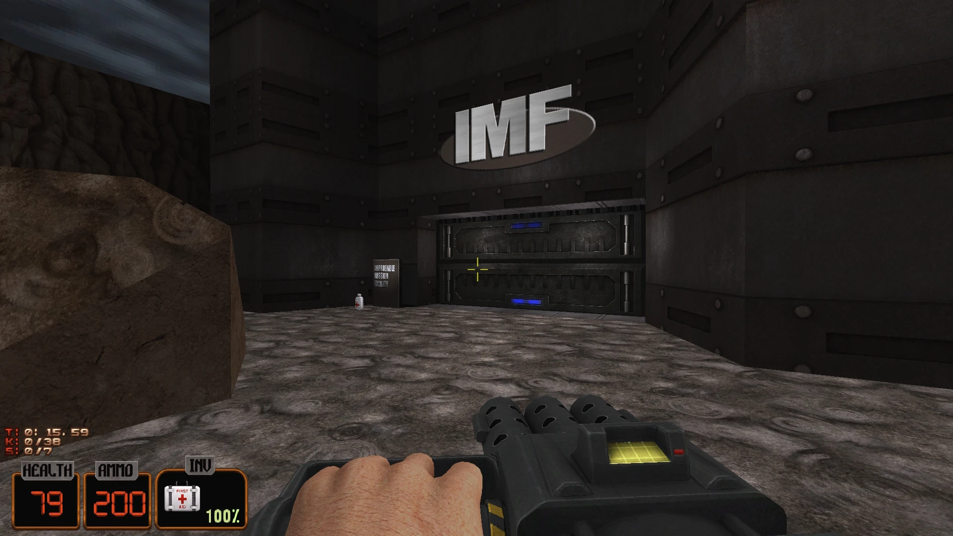 Erste-Person-Sicht in Duke Nukem 3D Mod mit schwerer Waffe und Eingang zur Militärbasis mit IMF-Logo