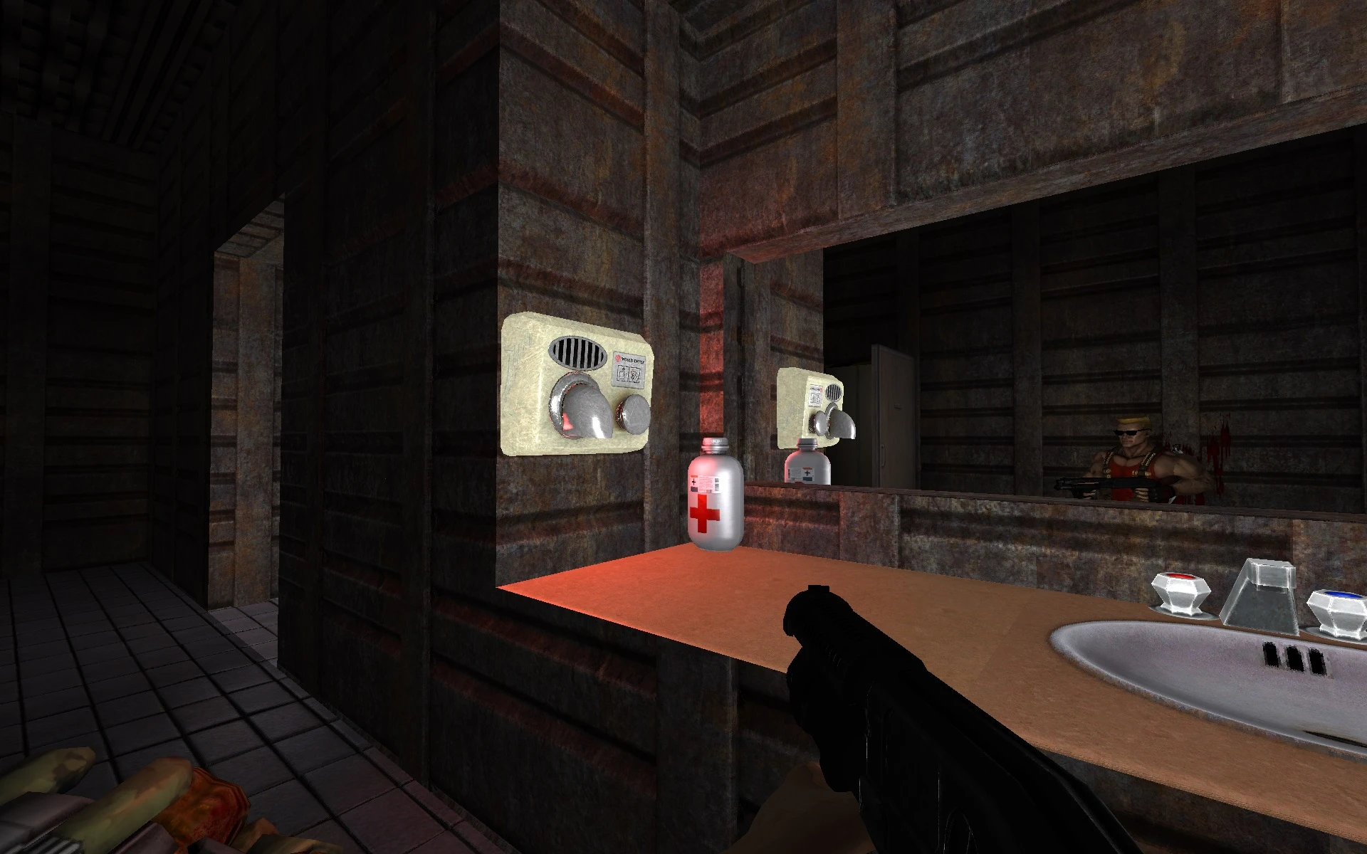 Erste-Person-Perspektive eines schwach beleuchteten Badezimmers mit Gesundheitsset auf der Theke und Duke Nukem im Spiegel