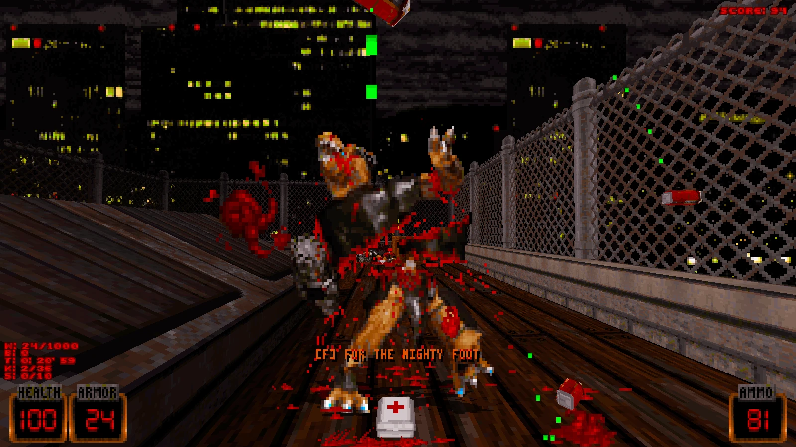 Скріншот Duke Nukem 3D Legacy Edition із пониженим на даху кривавим монстром та аптечкою