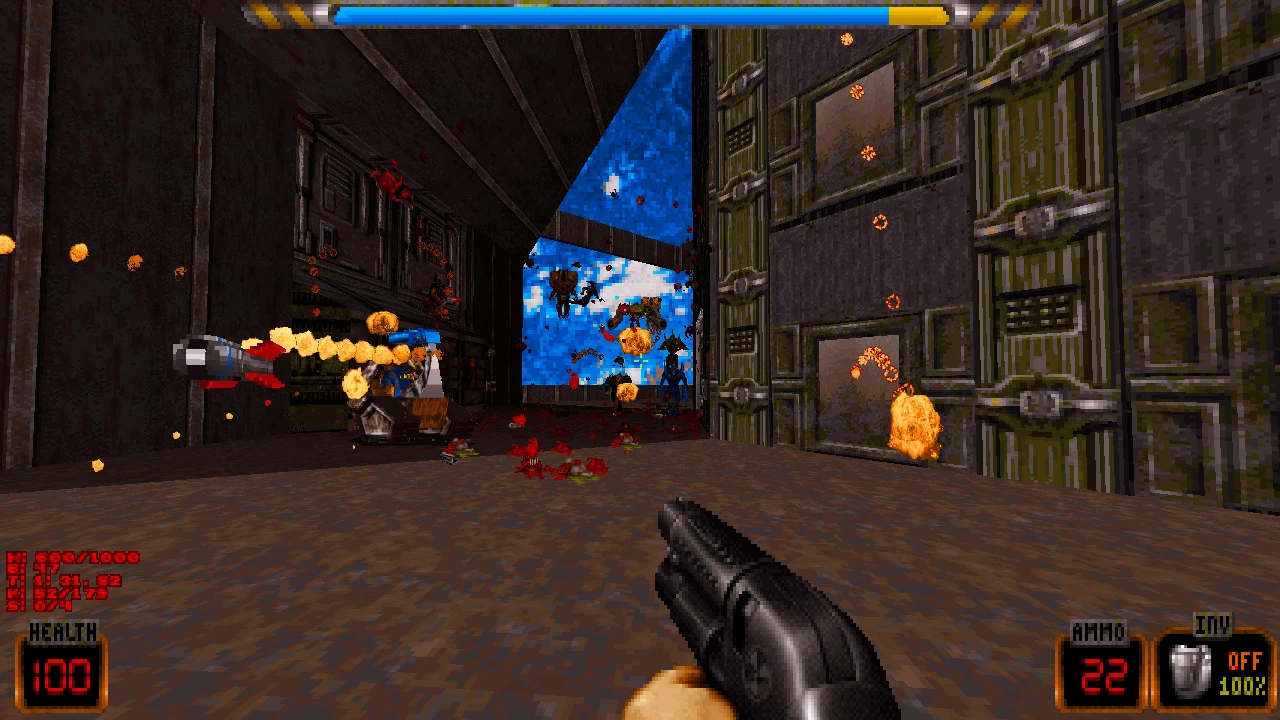 Вид від першої особи, стрілянина по ворогах у промисловій зоні в моді Duke Nukem 3D Legacy Edition