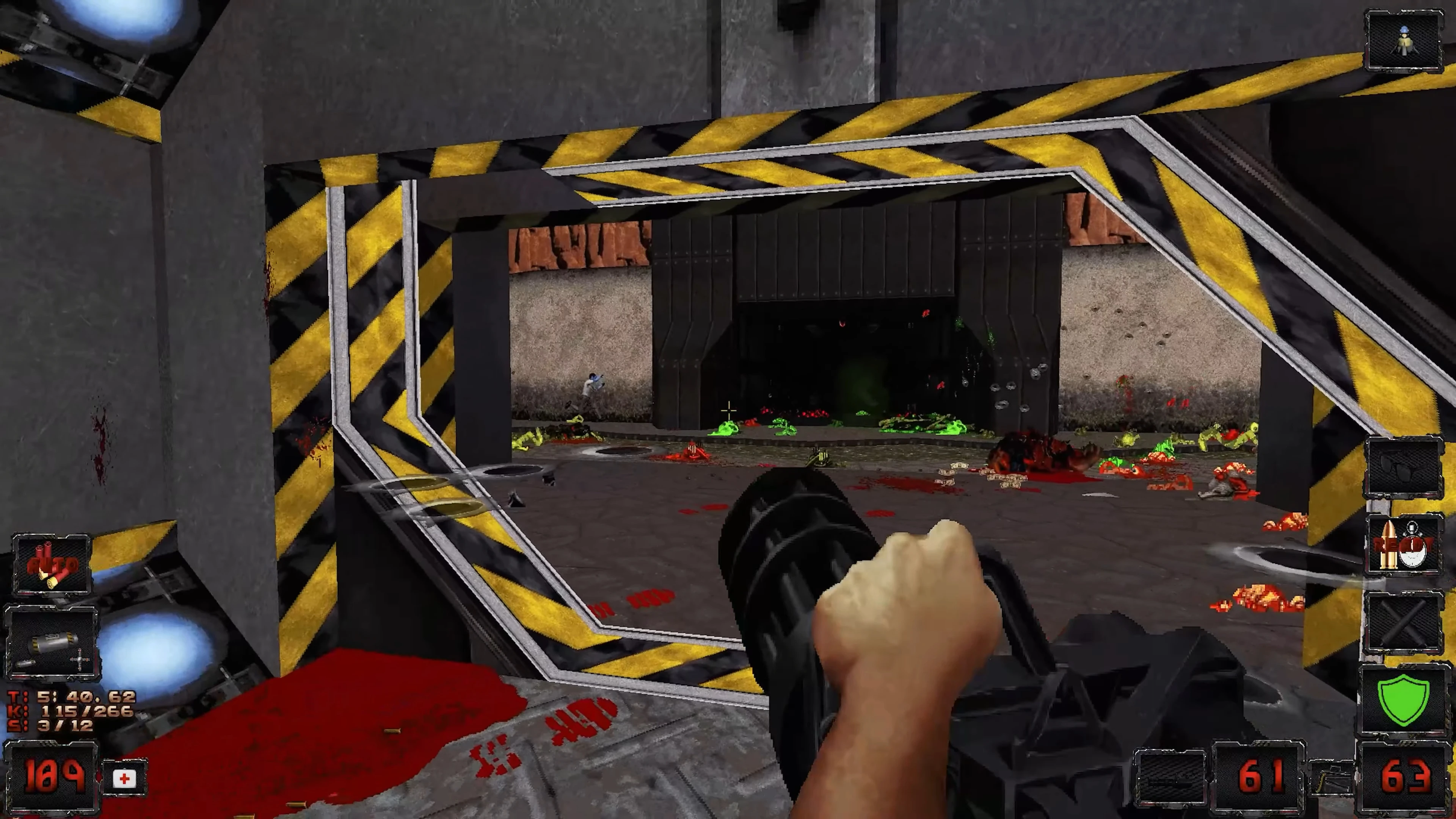Personaje del jugador sosteniendo una minigun disparando a enemigos en un pasillo de ciencia ficción con sangre y escombros en el mod de Duke Nukem 3D