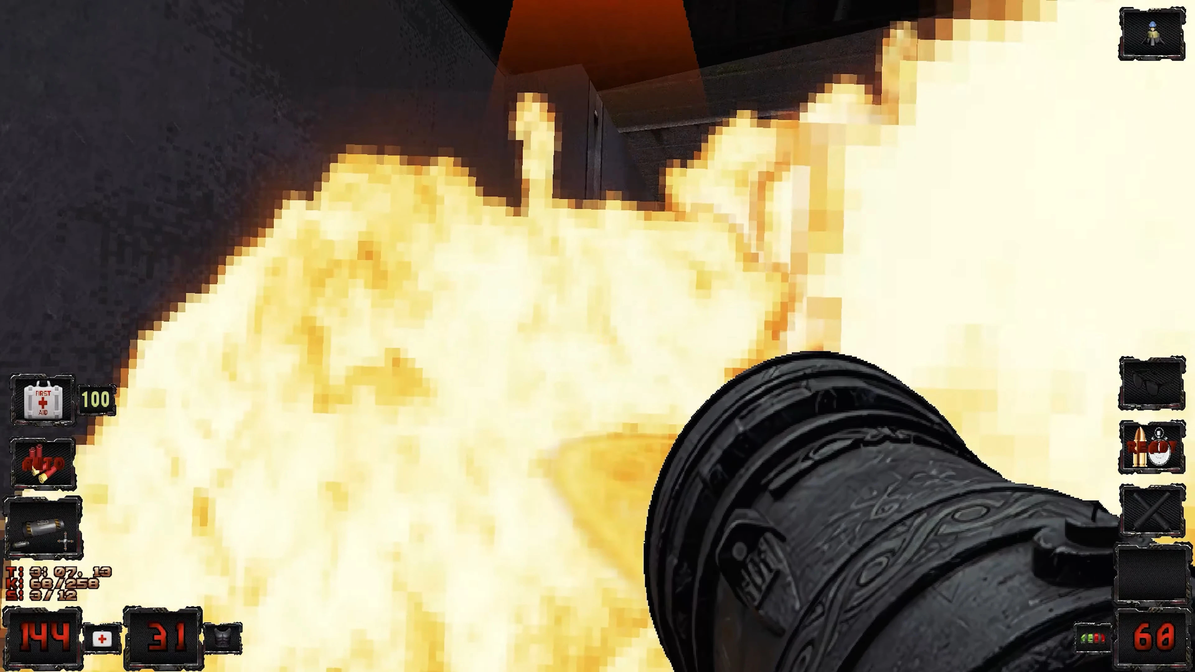 Vista en primera persona de un lanzallamas disparando llamas intensas en el mod Duke Nukem 3D Savior of Babes