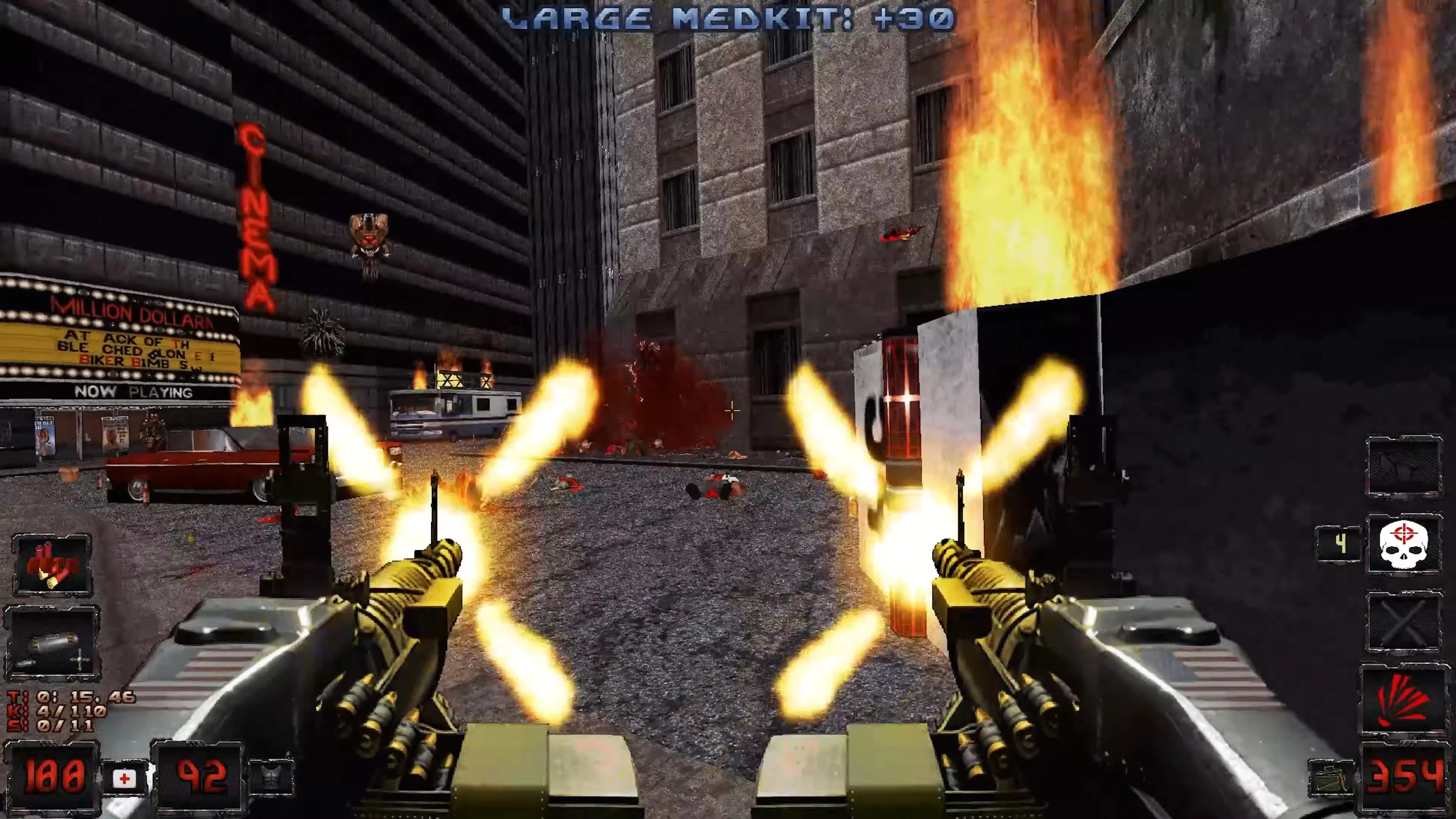 Vista en primera persona con ametralladoras gemelas disparando en una calle de ciudad con fuego y enemigos en el mod Duke Nukem 3D