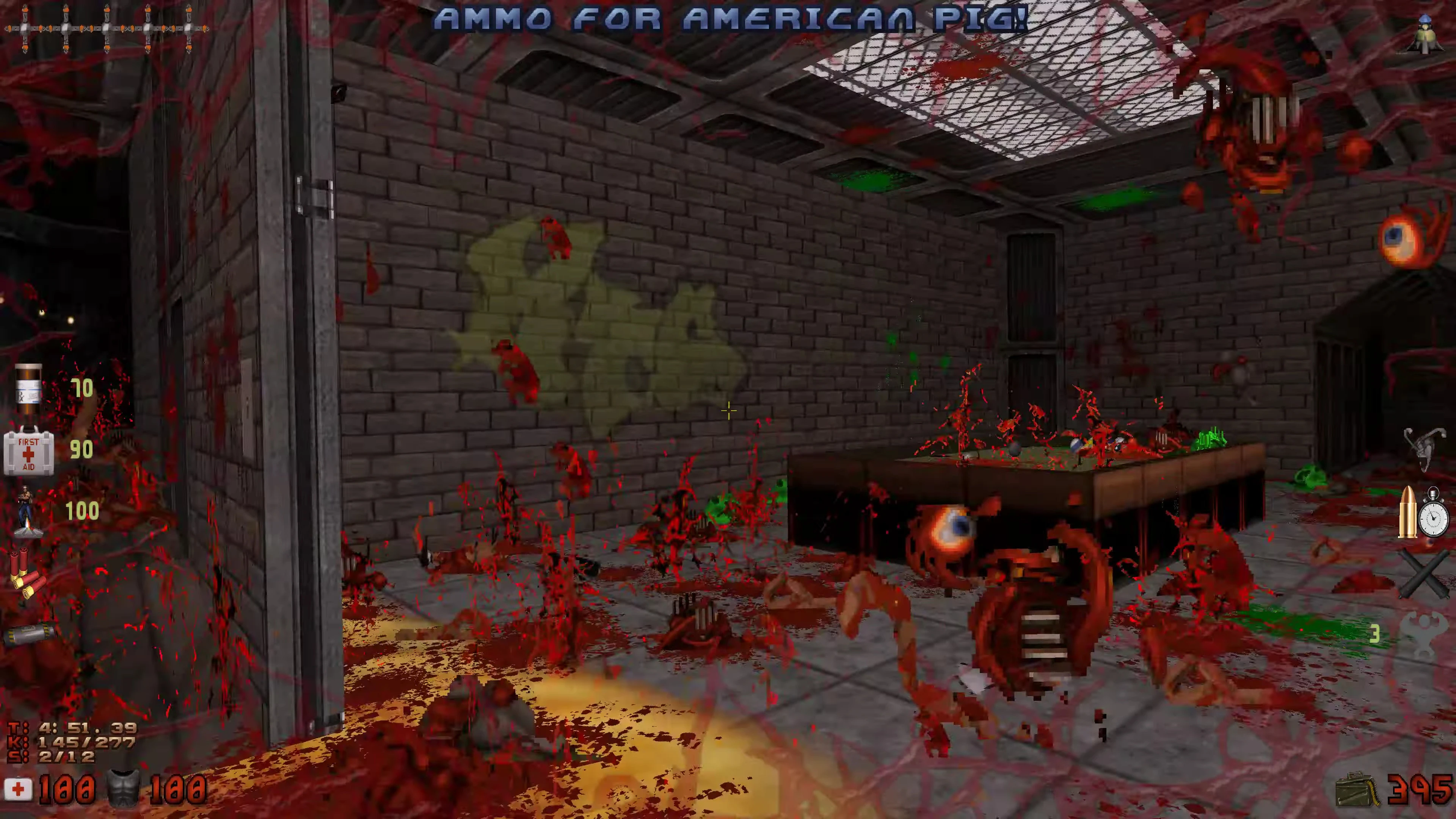 Captura de pantalla de juego en primera persona luchando contra monstruos alienígenas en habitación industrial manchada de sangre