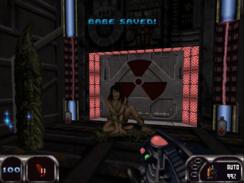 Screenshot aus Duke Nukem 64 Mod mit Waffe des Spielers und gefesselter Frau mit 'Babe Saved!'-Nachricht
