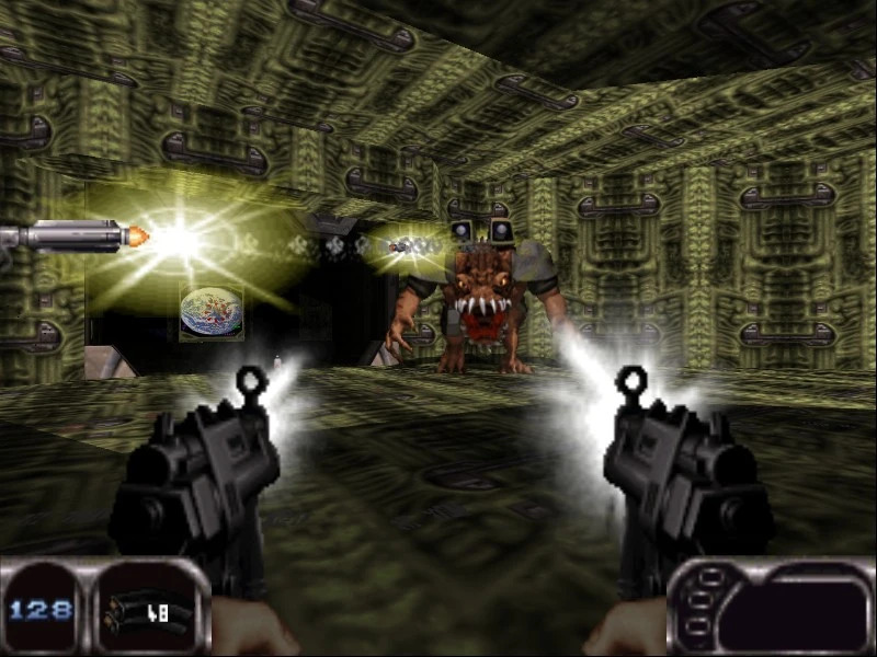 Spieler mit zwei Schusswaffen feuert auf ein knurrender Monster in grünem Industrieflur
