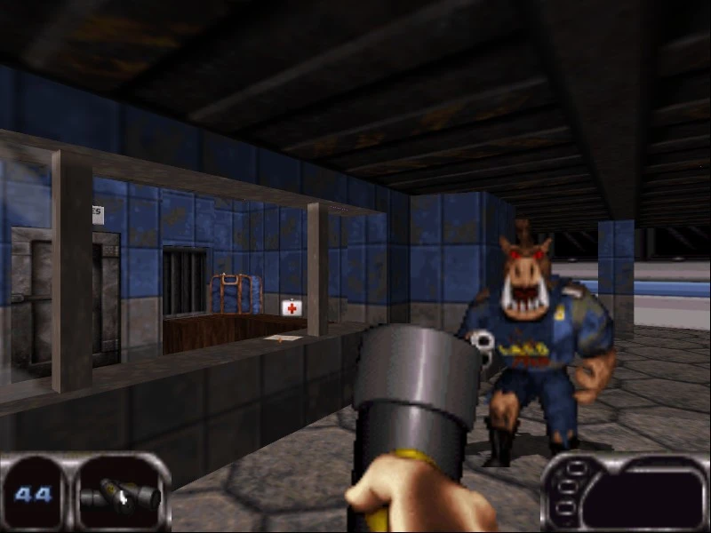 Erste-Person-Perspektive zielt mit futuristischer Waffe auf feindlichen Affensoldaten in blau gefliestem Gebäude im Duke Nukem 64 Mod