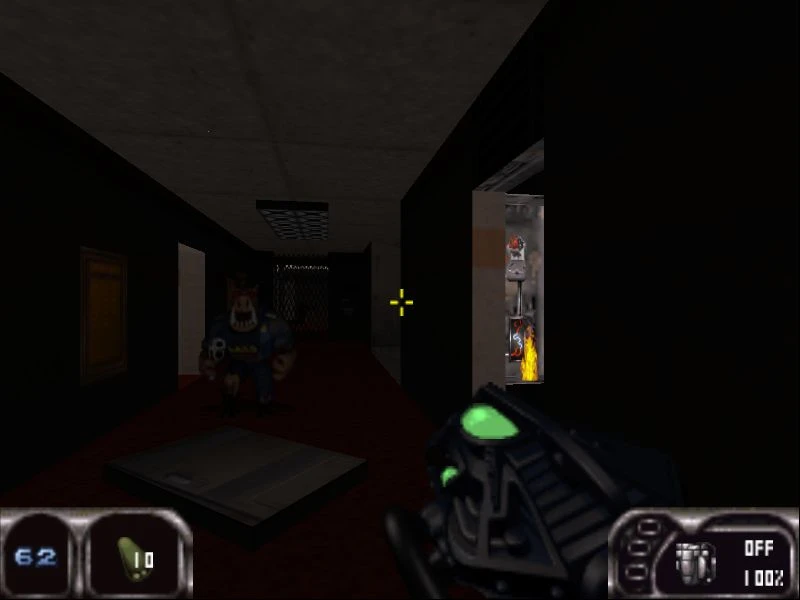 Spieler zielt mit futuristischer Waffe auf einen herannahenden Gegner in einem düsteren Korridor im Duke Nukem 64 Mod