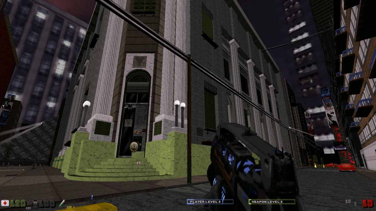 Erste-Person-Blick auf futuristische Waffe, die nachts auf den Eingang eines hohen Stadthaus im Duke Nukem Mod zeigt